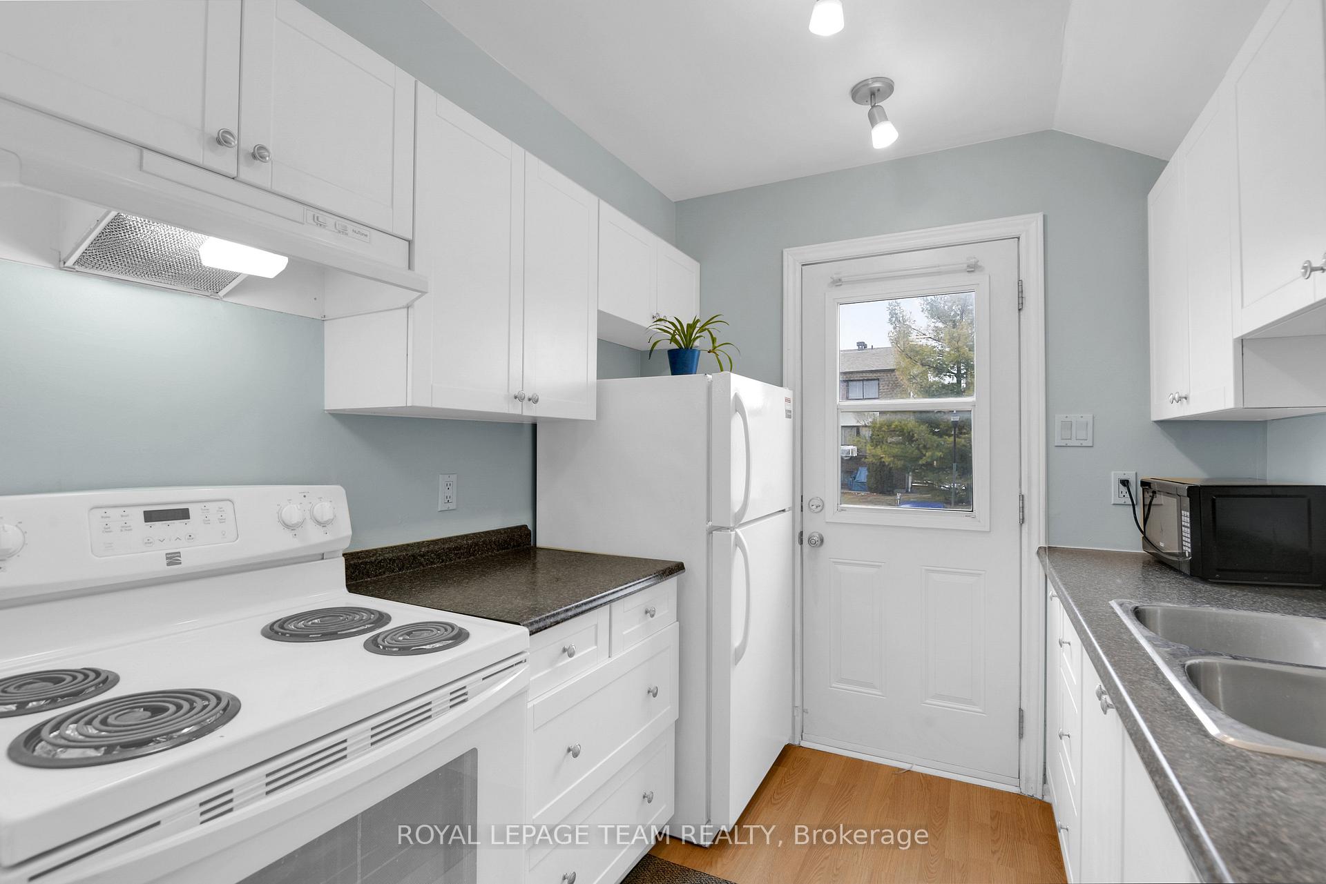 Photo 14 of Unit D, 13 Woodvale, Ottawa, Craig Henry/Woodvale — HOMEH