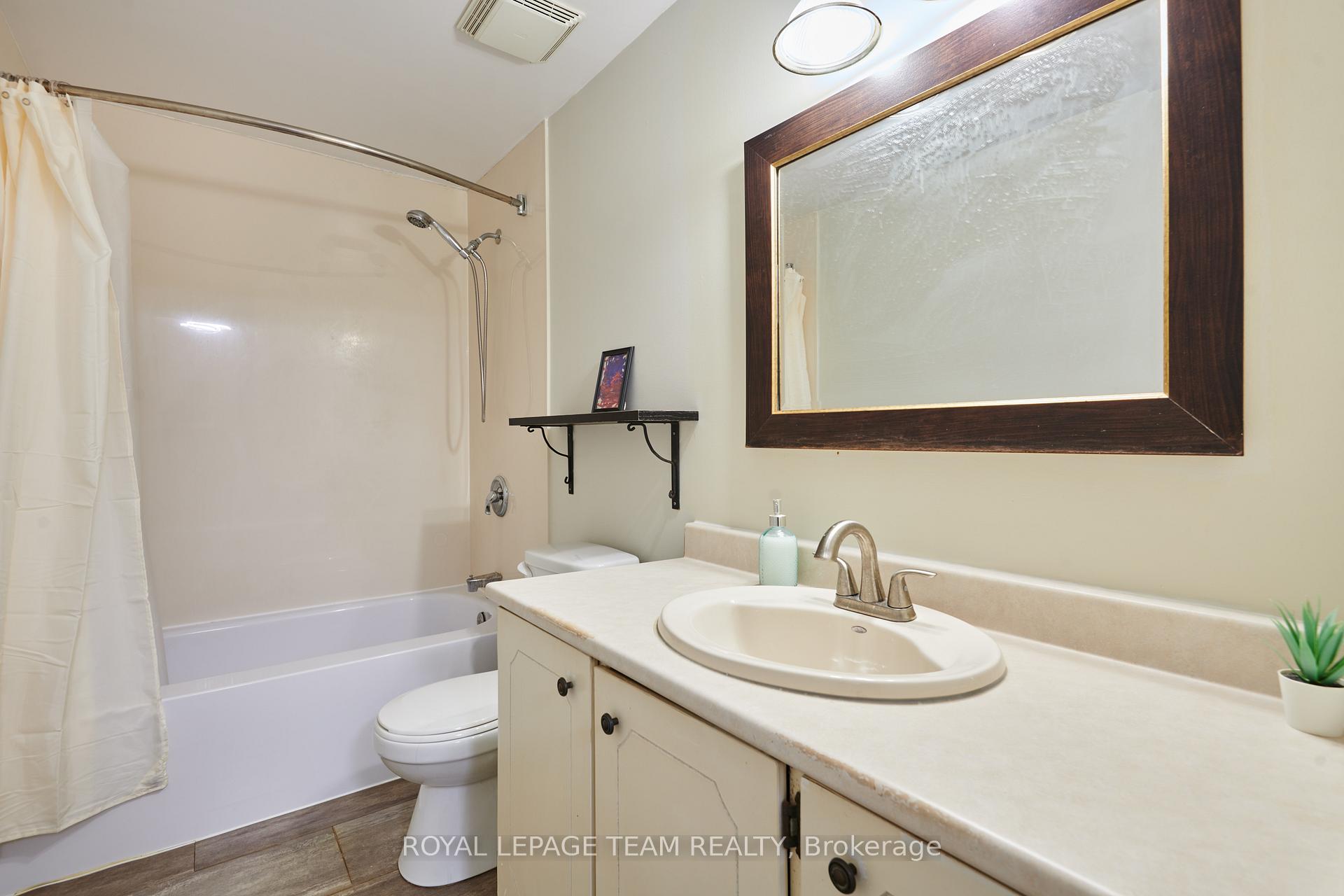 Photo 24 of Unit D, 13 Woodvale, Ottawa, Craig Henry/Woodvale — HOMEH