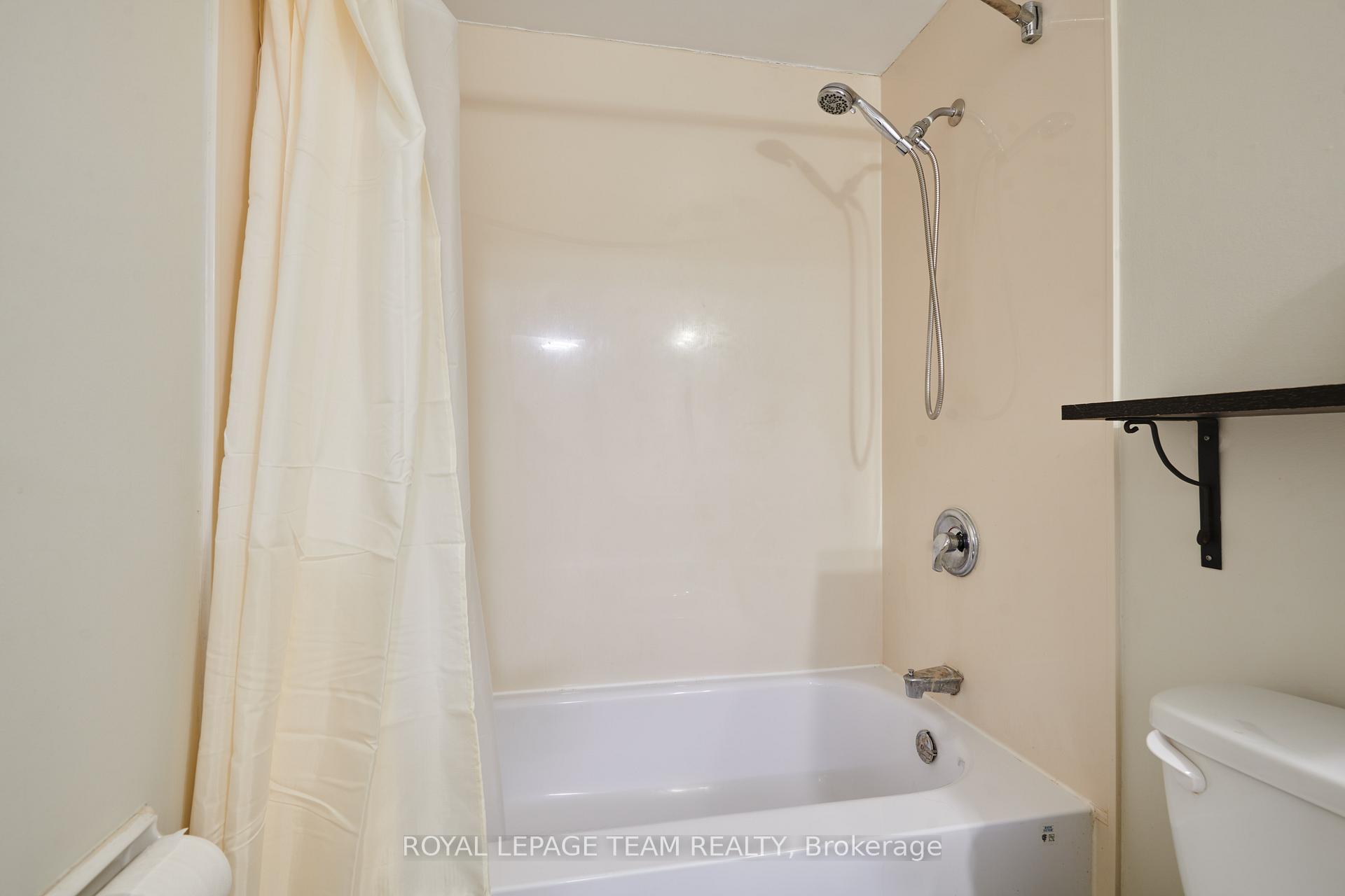 Photo 25 of Unit D, 13 Woodvale, Ottawa, Craig Henry/Woodvale — HOMEH