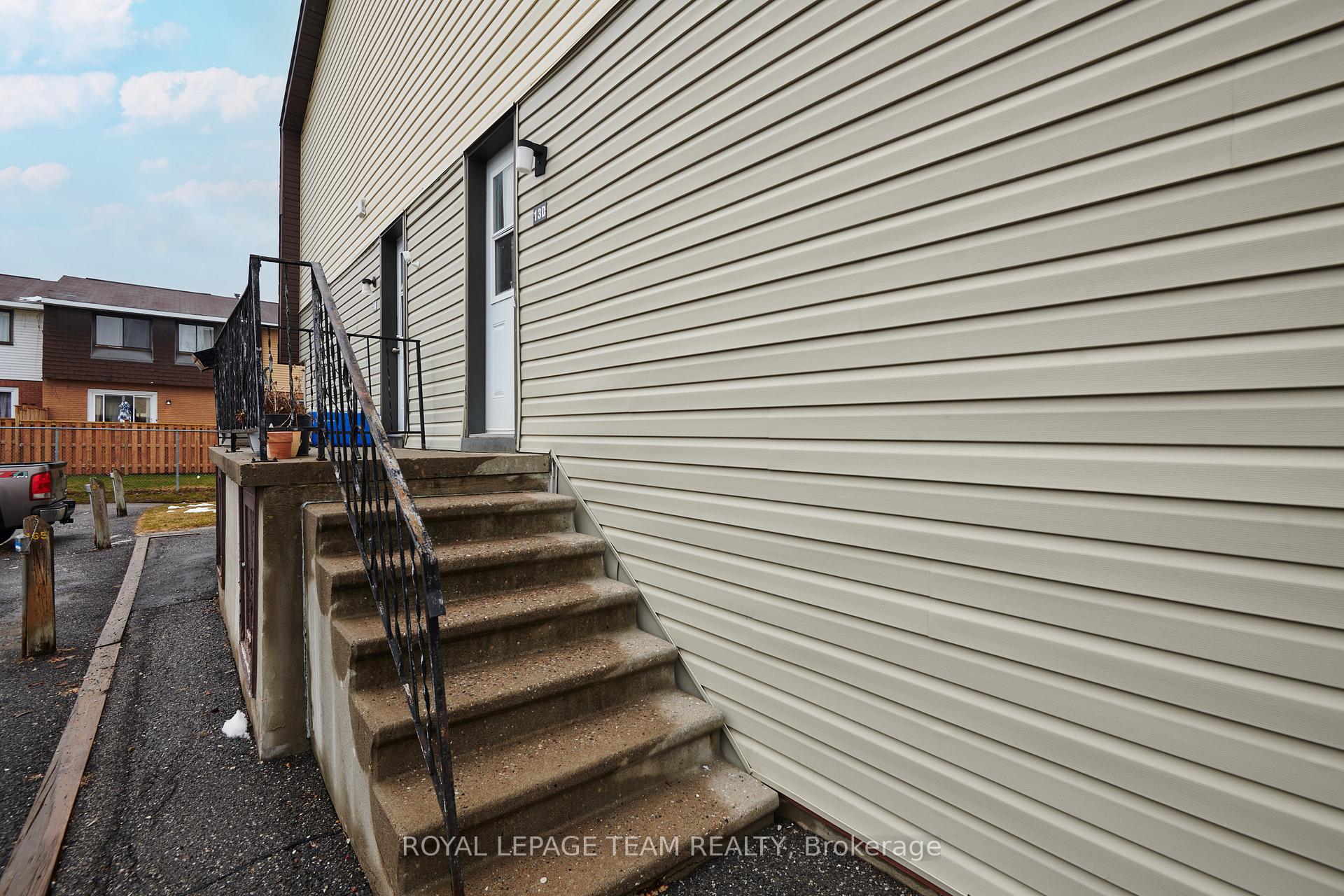 Photo 35 of Unit D, 13 Woodvale, Ottawa, Craig Henry/Woodvale — HOMEH