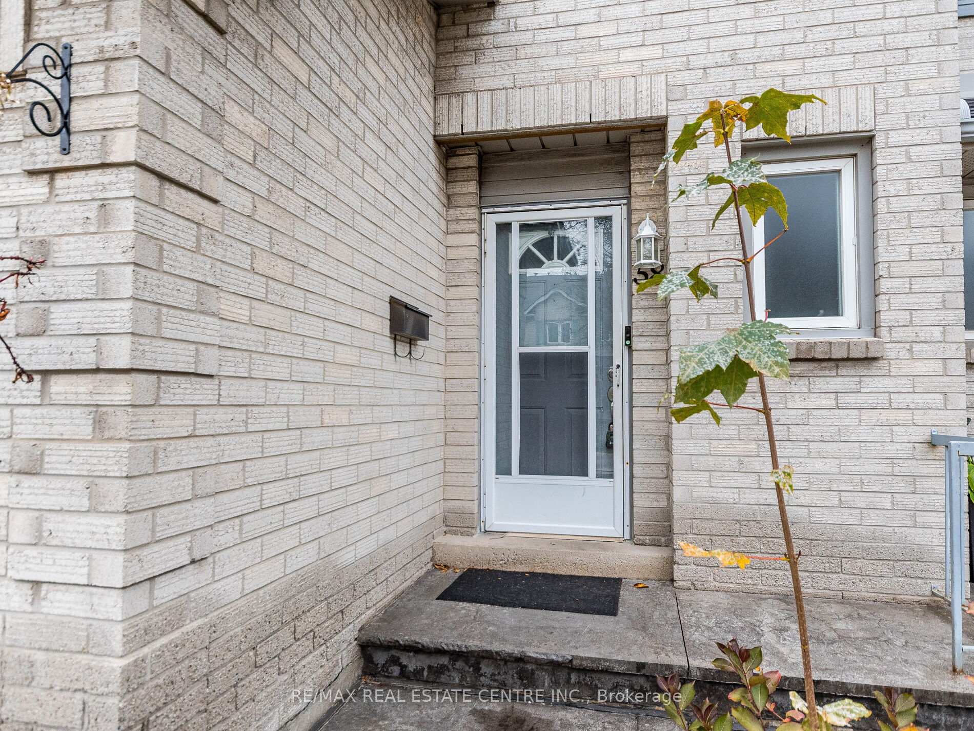 Photo 4 of Unit 58, 1 Royalwood Crescent E, Hamilton, Stoney Creek — HOMEH