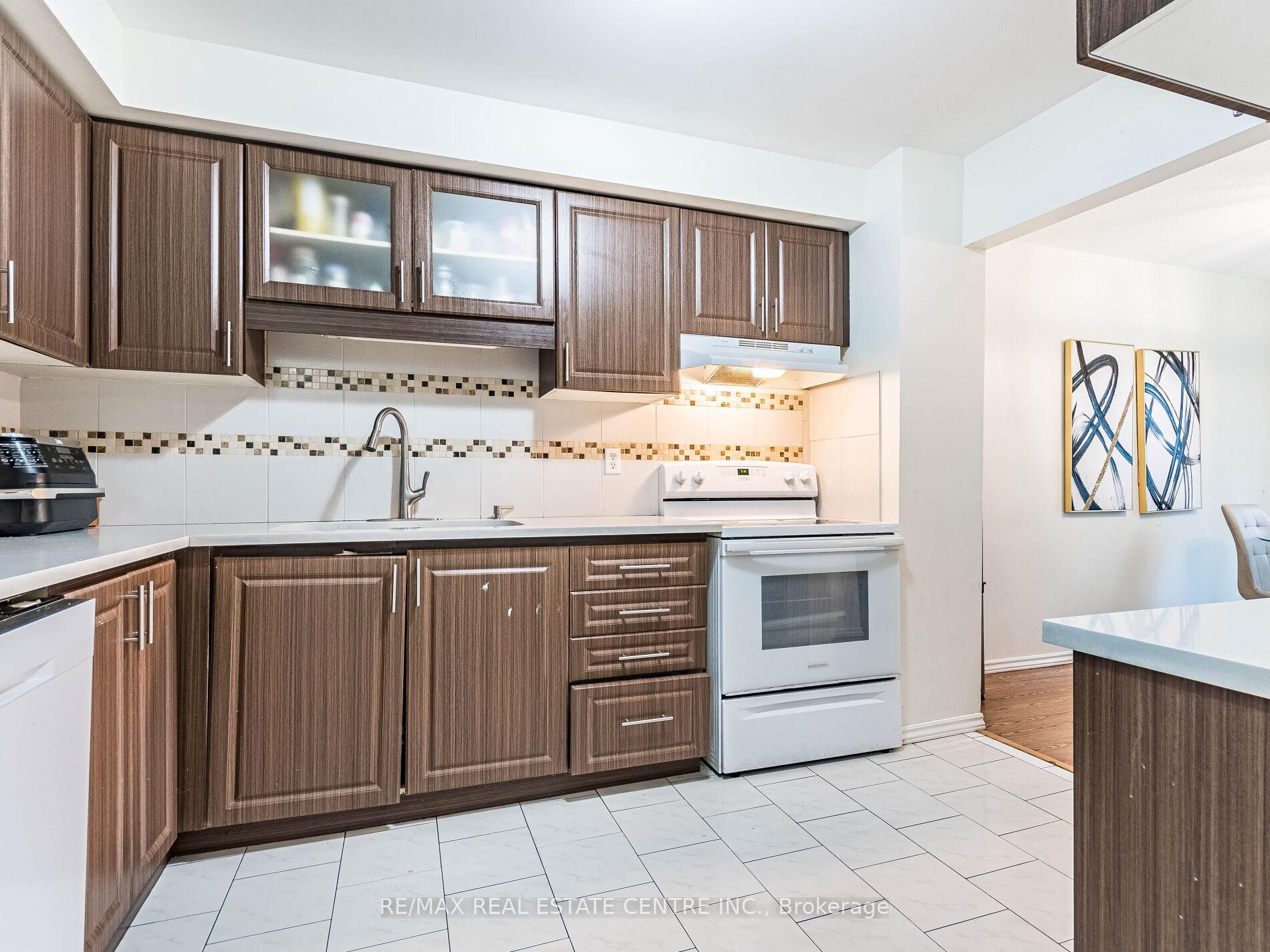 Photo 11 of Unit 58, 1 Royalwood Crescent E, Hamilton, Stoney Creek — HOMEH