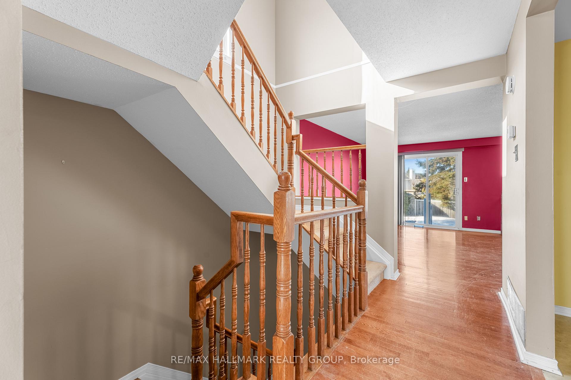 Photo 8 of 1812 Summerfields Crescent, Ottawa, Chapel Hill — HOMEH