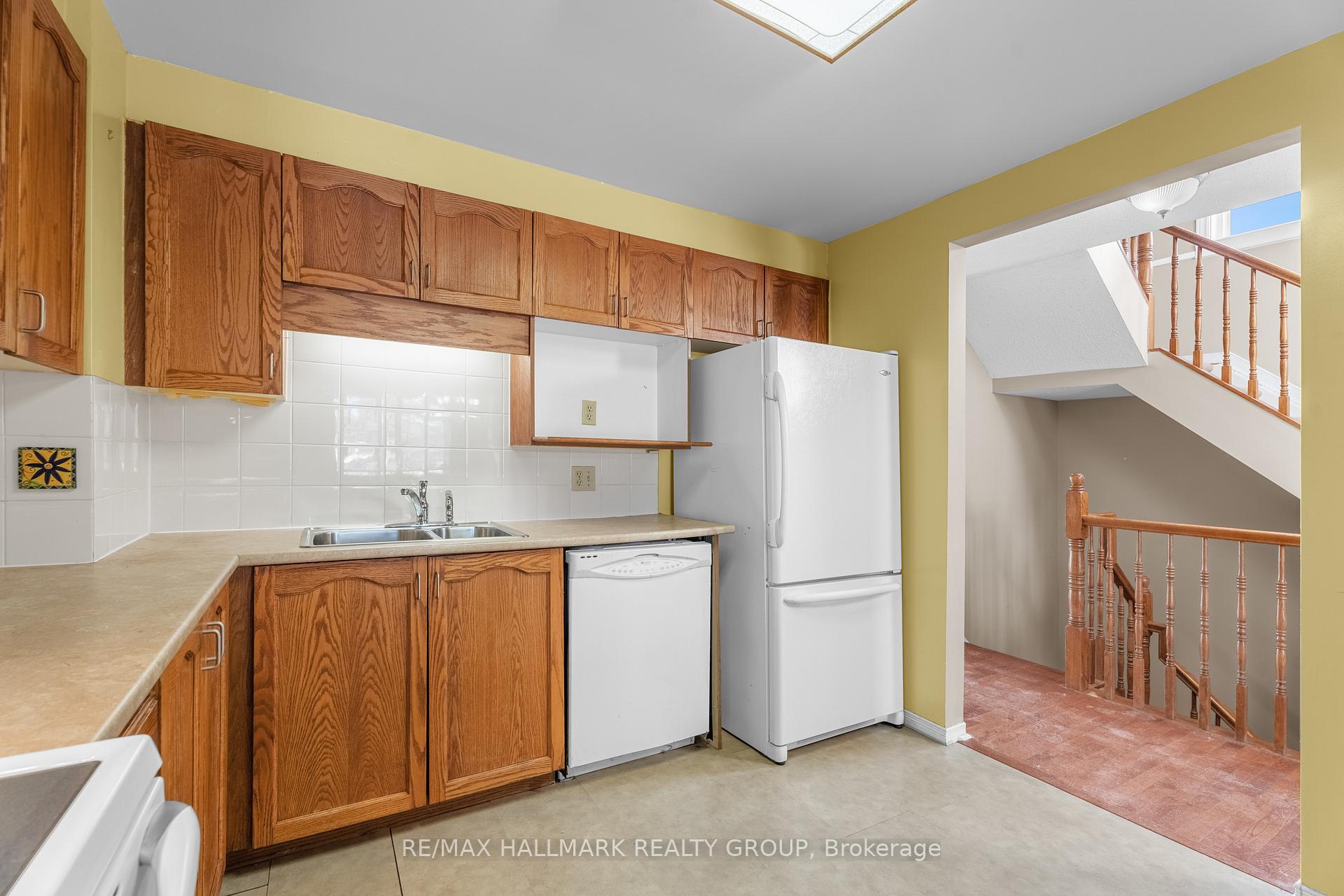 Photo 11 of 1812 Summerfields Crescent, Ottawa, Chapel Hill — HOMEH