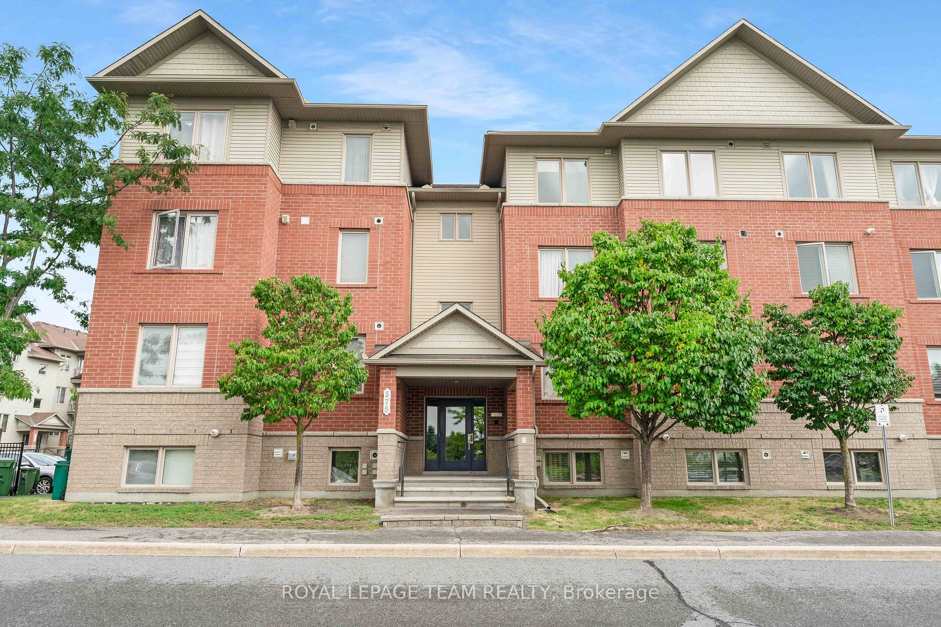 Front of Unit 8, 575 Stonefield Private