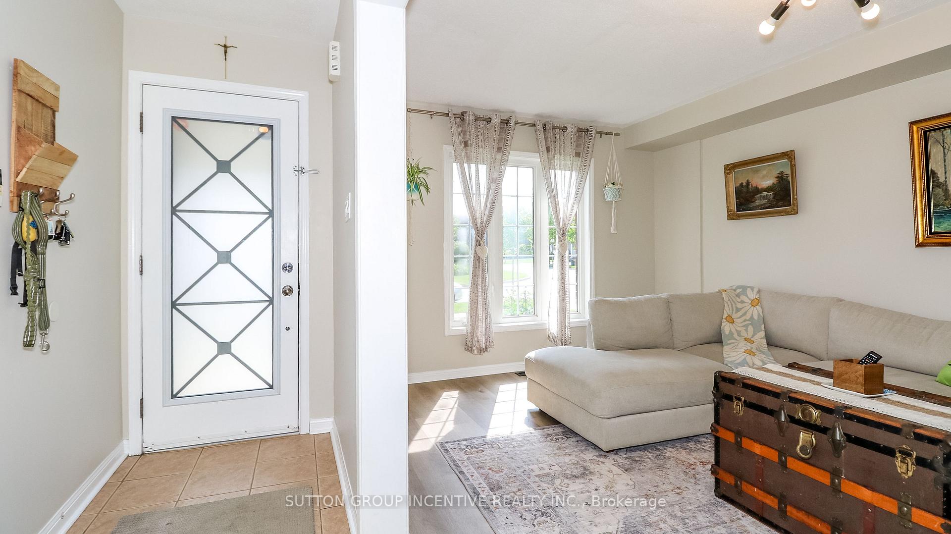 Photo 5 of 54 Succession Crescent, Barrie, Innis-Shore — HOMEH