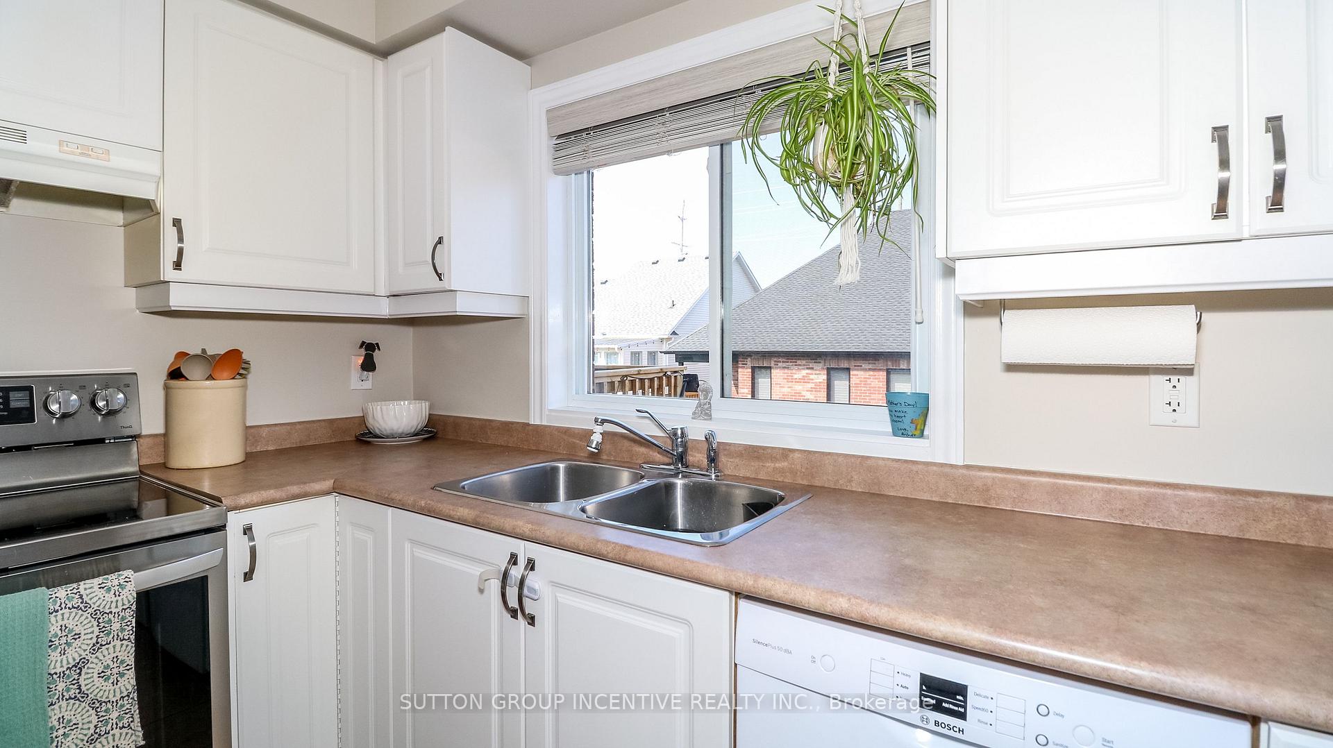Photo 11 of 54 Succession Crescent, Barrie, Innis-Shore — HOMEH