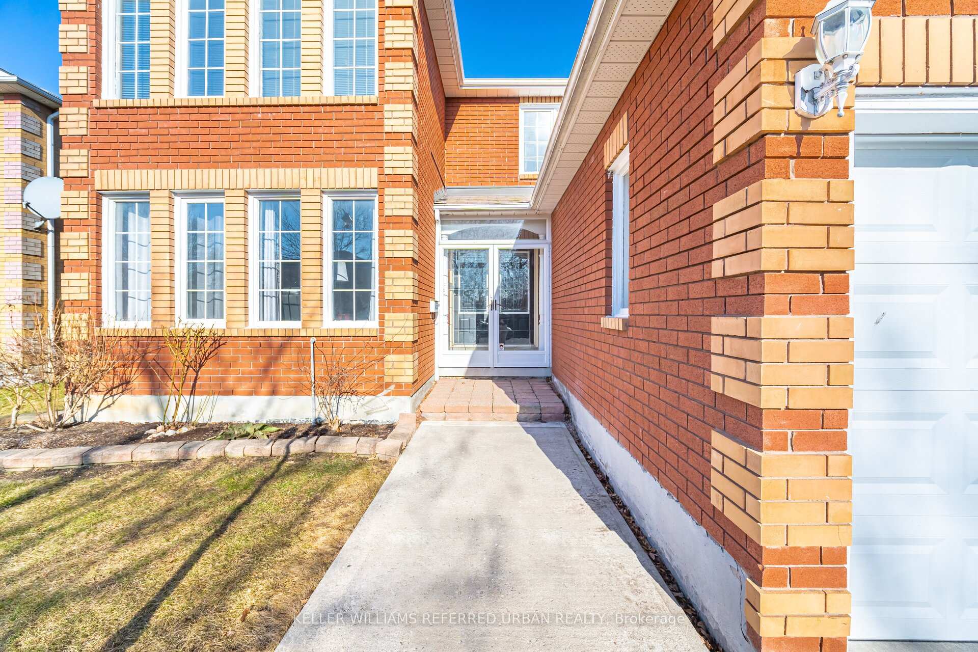 Photo 3 of 7 Holmes Crescent, Ajax, Central — HOMEH