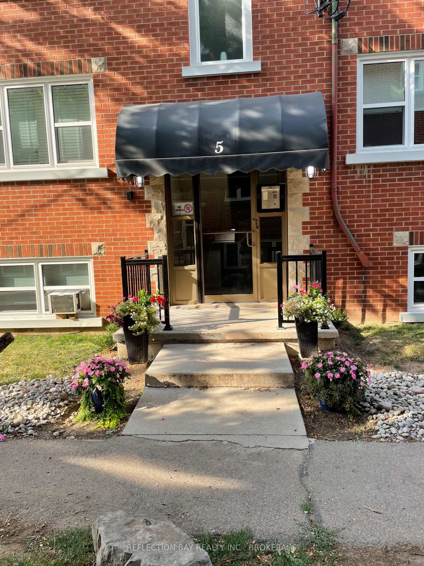 Photo 2 of Unit 8, 5 Applewood Avenue, Hamilton, Stoney Creek — HOMEH