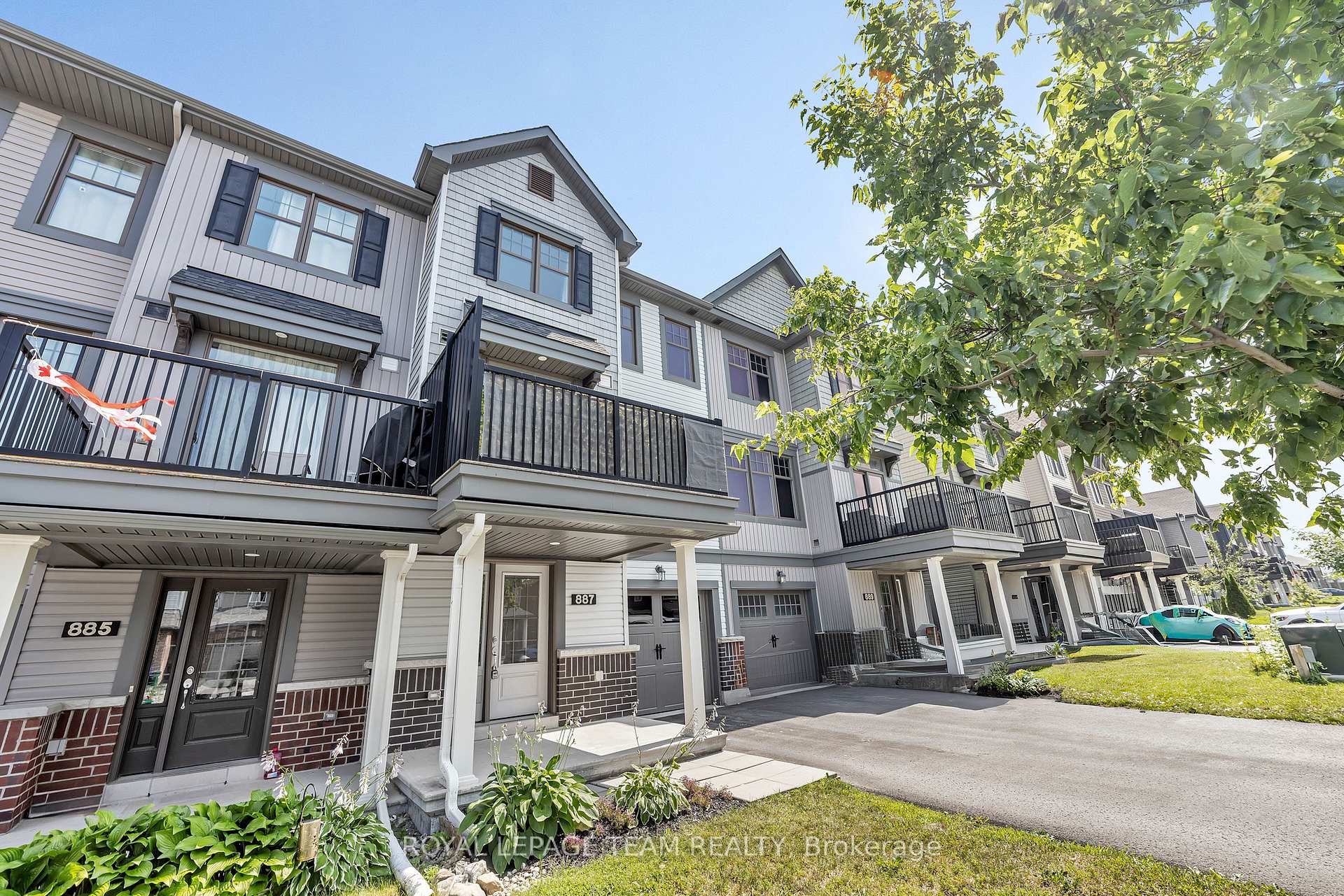 Front of 887 Kilbirnie Drive