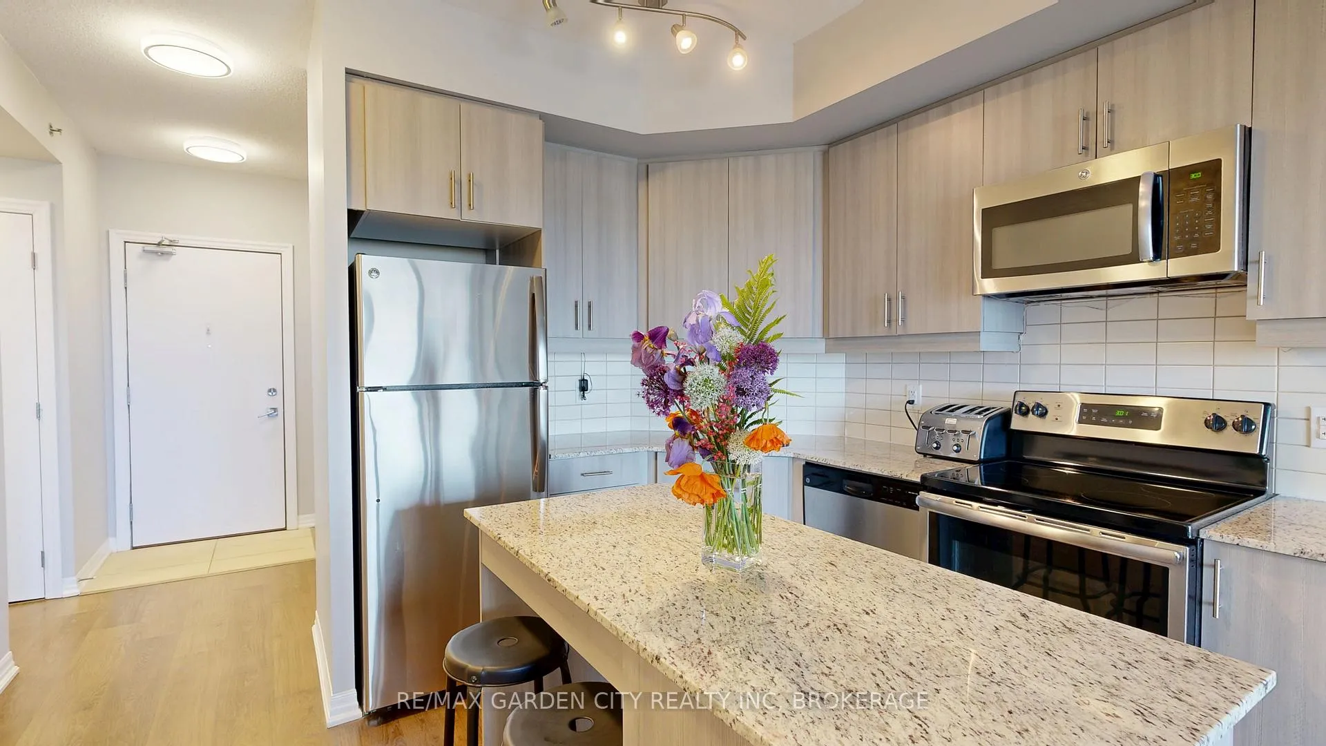Photo 13 of Unit 304, 560 North Service Road, Grimsby, Grimsby Beach — HOMEH