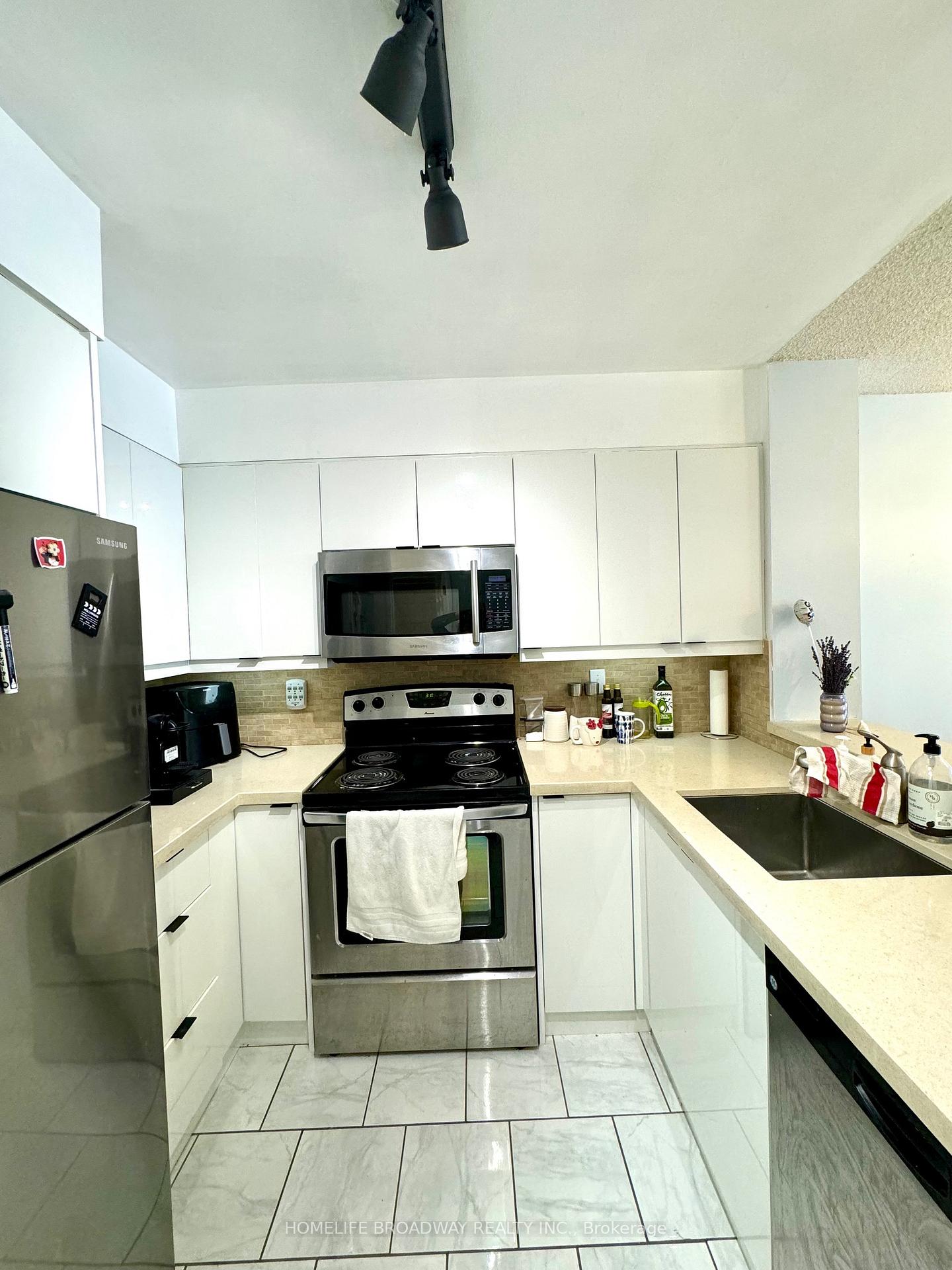 Photo 8 of Unit 809, 7 Carlton Street, Toronto, Church-Yonge Corridor — HOMEH