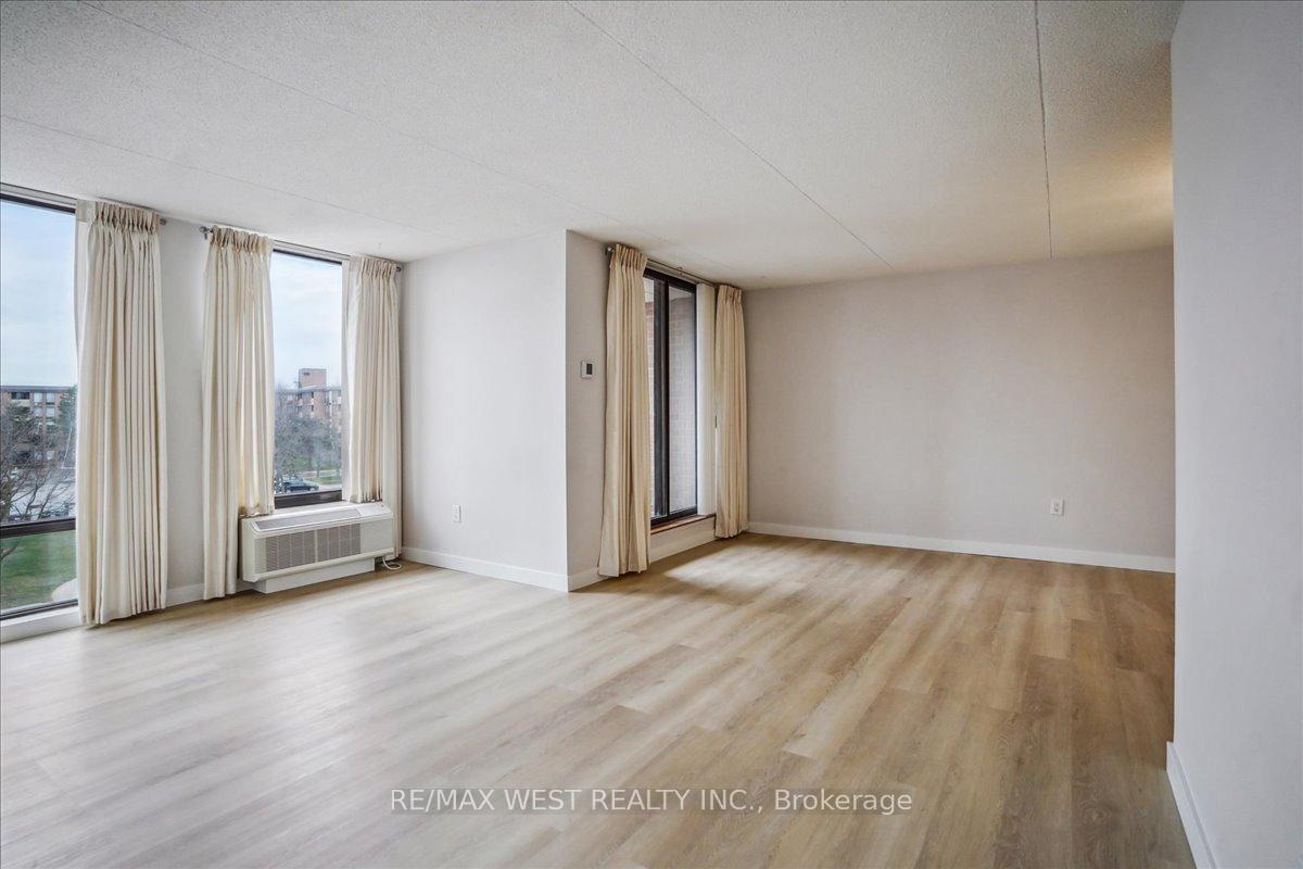 Photo 4 of Unit 402, 1530 Pickering Parkway, Pickering, Town Centre — HOMEH