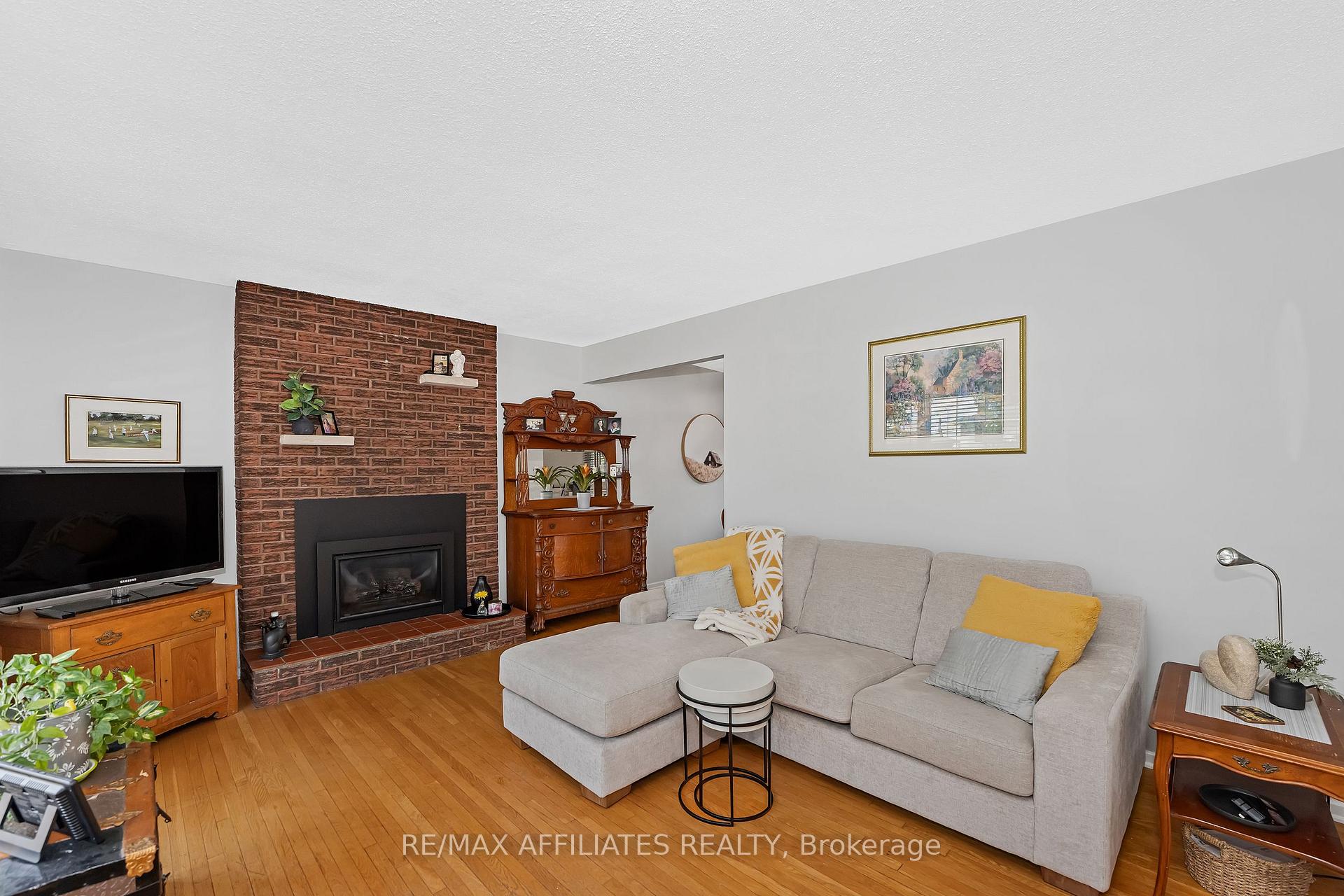Photo 4 of 11 Tripp Crescent, Ottawa, Barrhaven - Pheasant Run — HOMEH