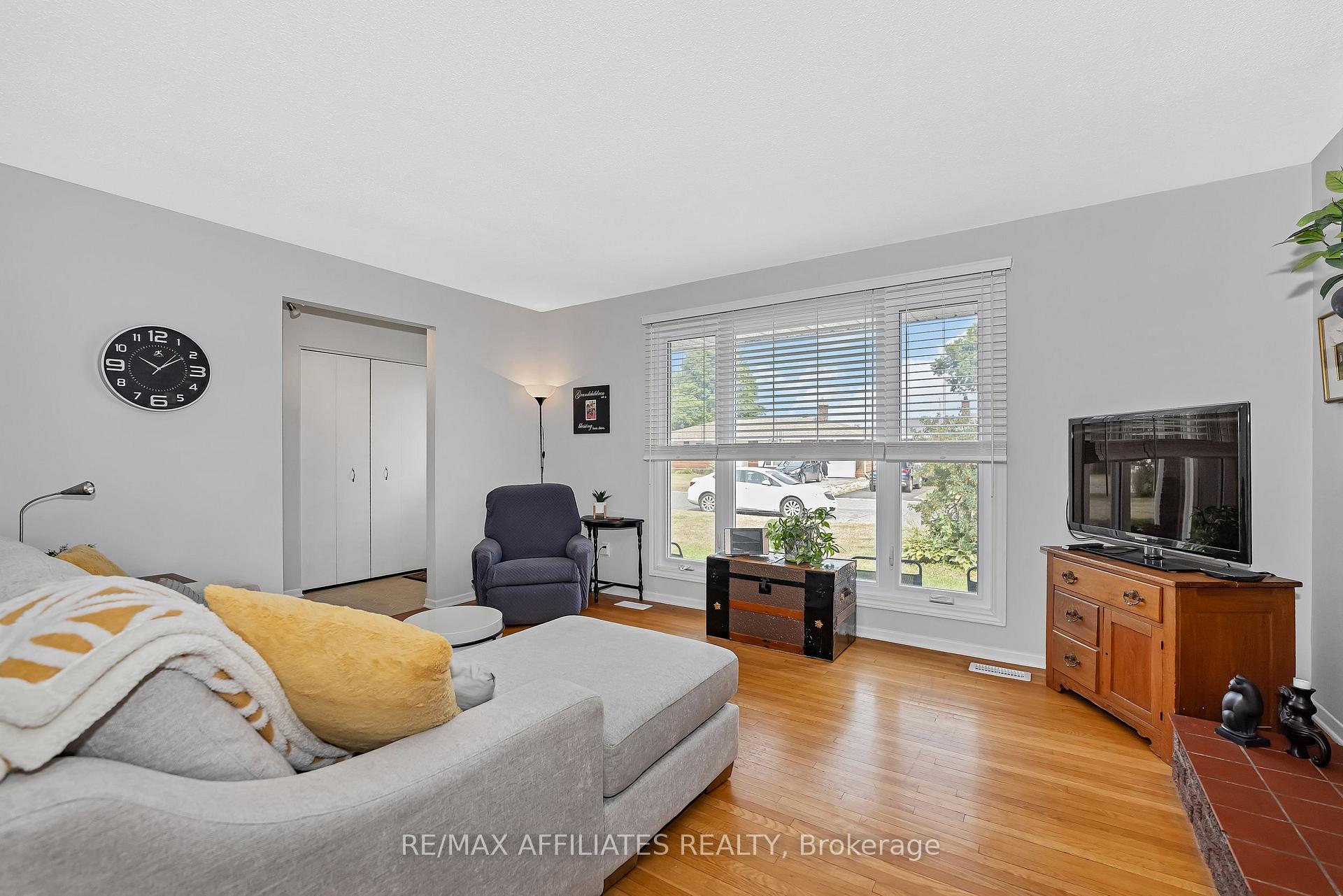 Photo 6 of 11 Tripp Crescent, Ottawa, Barrhaven - Pheasant Run — HOMEH
