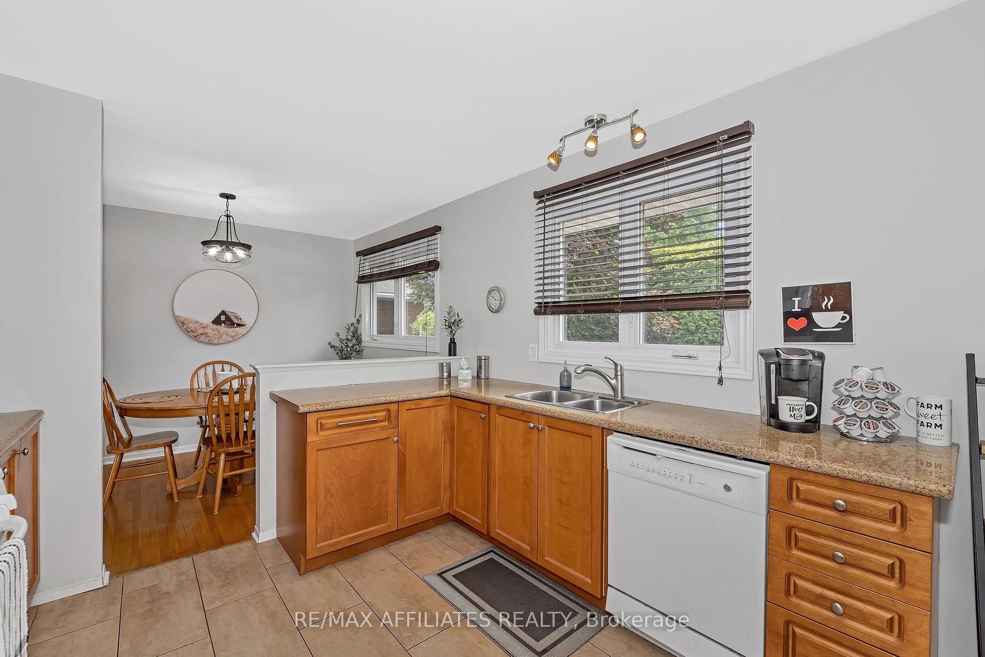 Photo 10 of 11 Tripp Crescent, Ottawa, Barrhaven - Pheasant Run — HOMEH