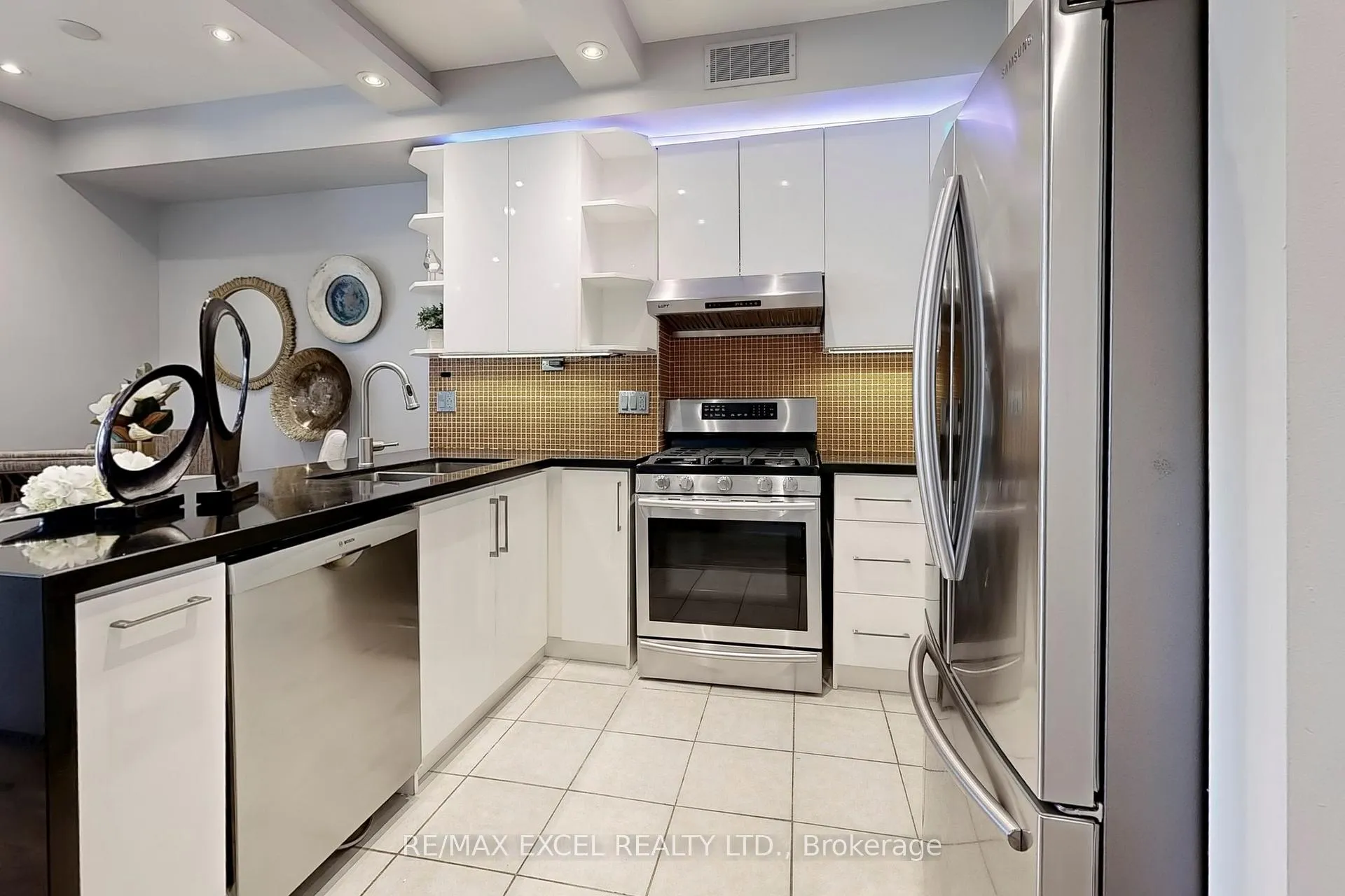 Photo 10 of 76 Unity Gardens Drive, Markham, Village Green-South Unionville — HOMEH