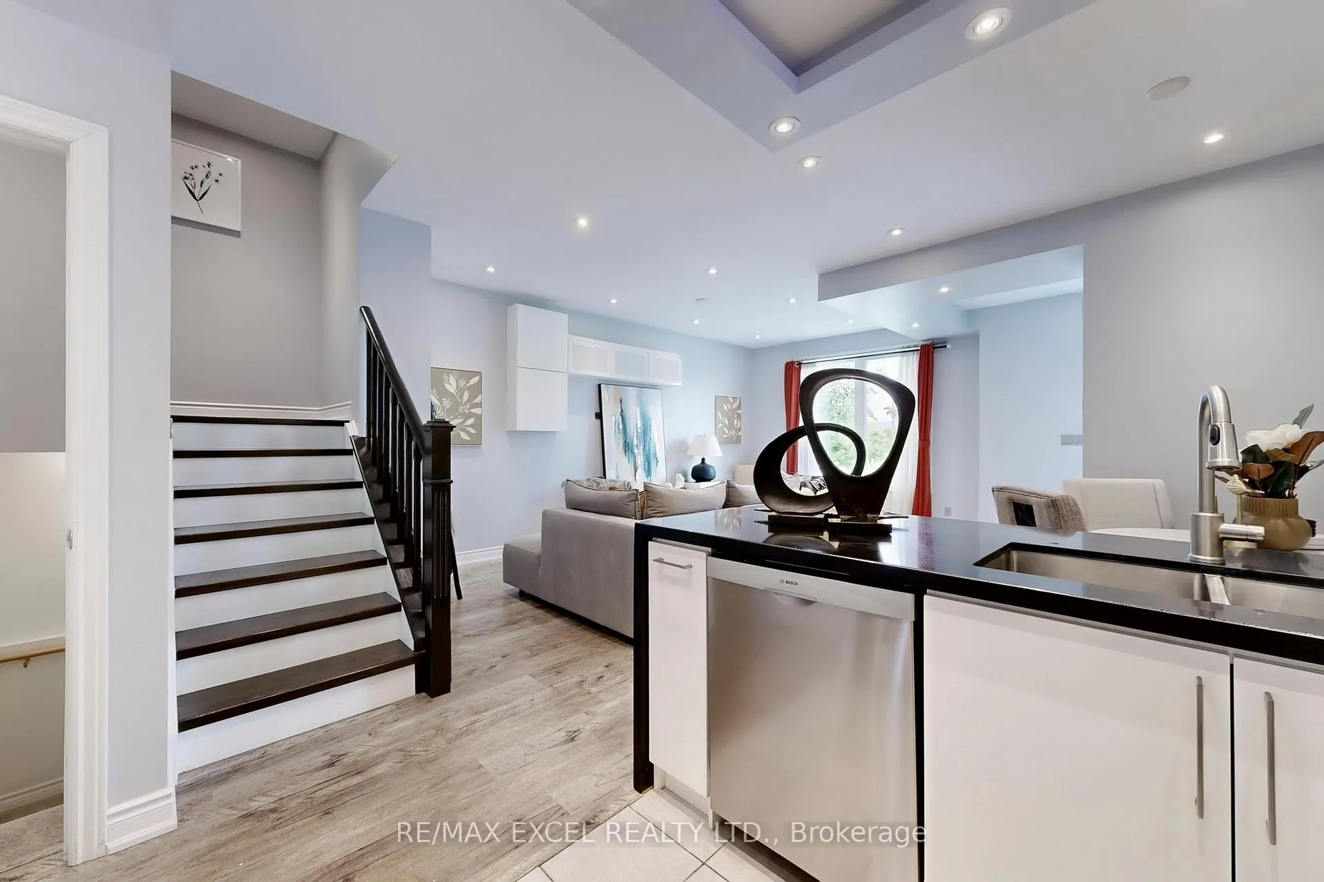 Photo 13 of 76 Unity Gardens Drive, Markham, Village Green-South Unionville — HOMEH