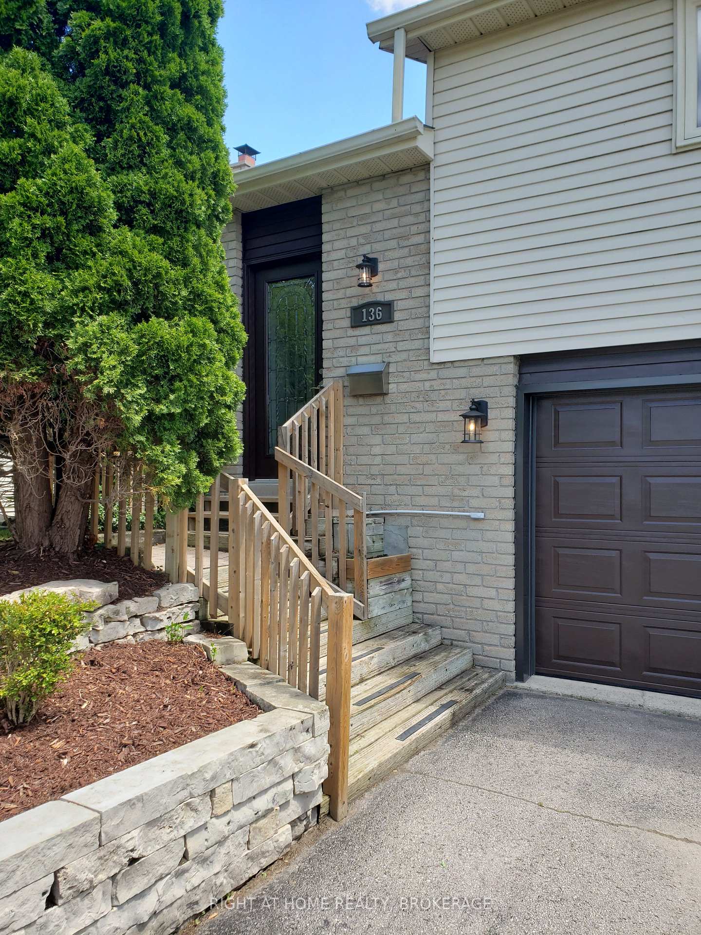 Photo 2 of 136 Hickling Trail, Barrie, Grove East — HOMEH