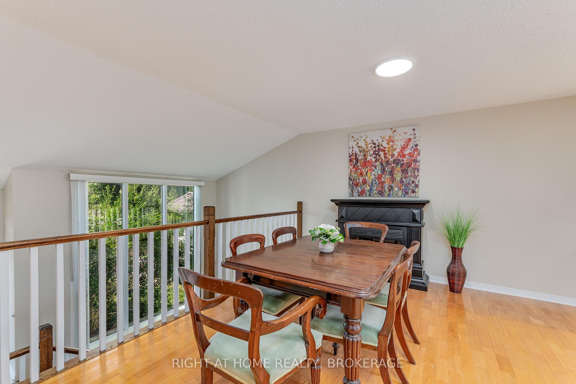 Photo 4 of 136 Hickling Trail, Barrie, Grove East — HOMEH