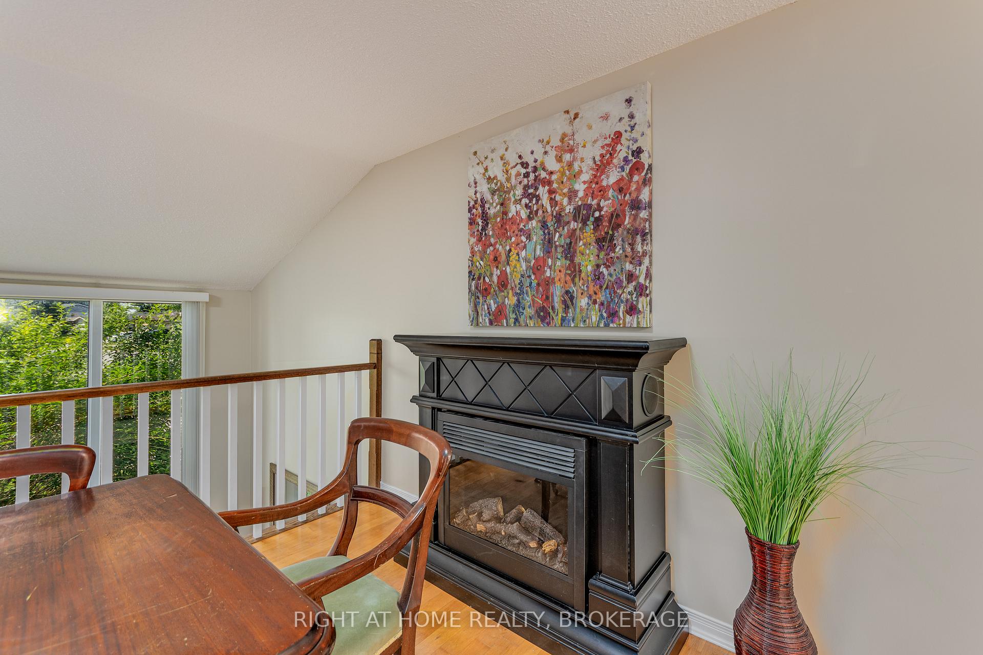 Photo 5 of 136 Hickling Trail, Barrie, Grove East — HOMEH