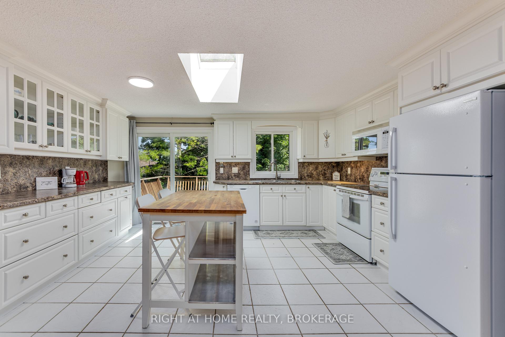Photo 9 of 136 Hickling Trail, Barrie, Grove East — HOMEH
