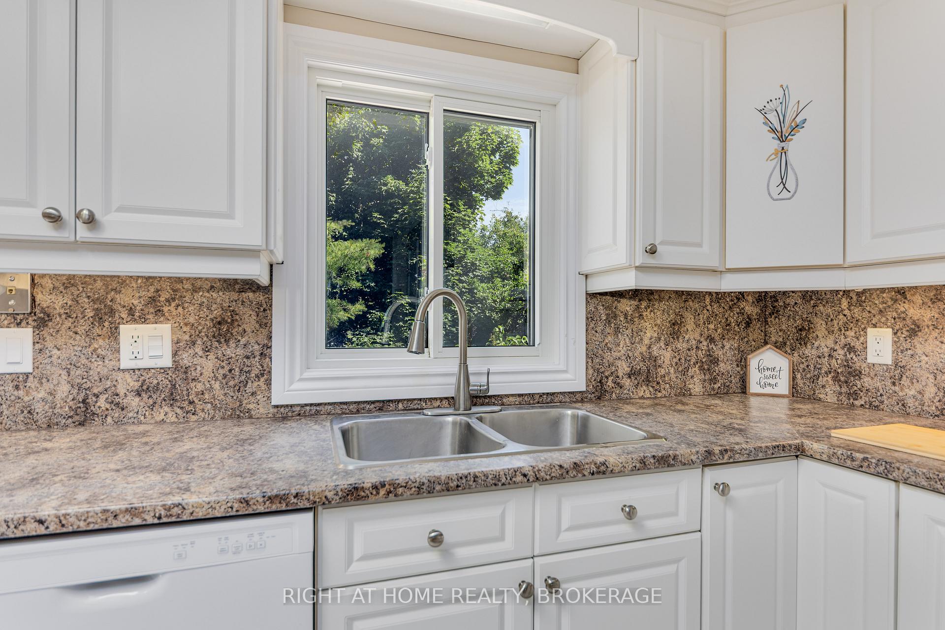 Photo 10 of 136 Hickling Trail, Barrie, Grove East — HOMEH