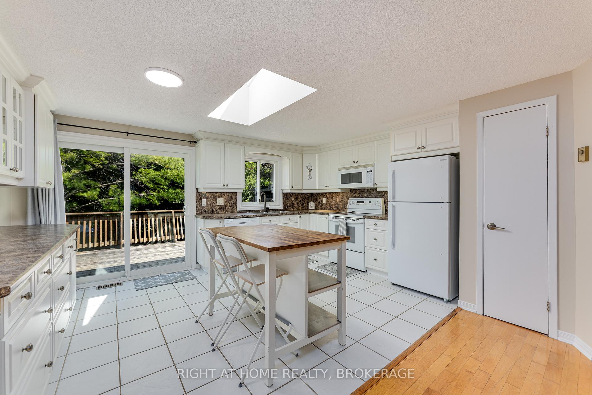 Photo 11 of 136 Hickling Trail, Barrie, Grove East — HOMEH