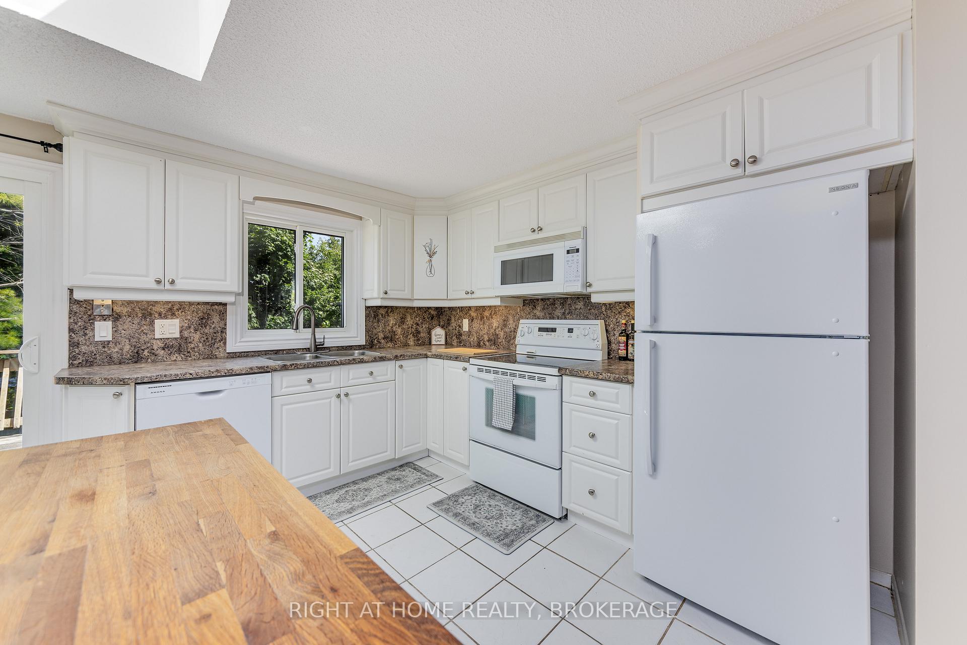 Photo 18 of 136 Hickling Trail, Barrie, Grove East — HOMEH