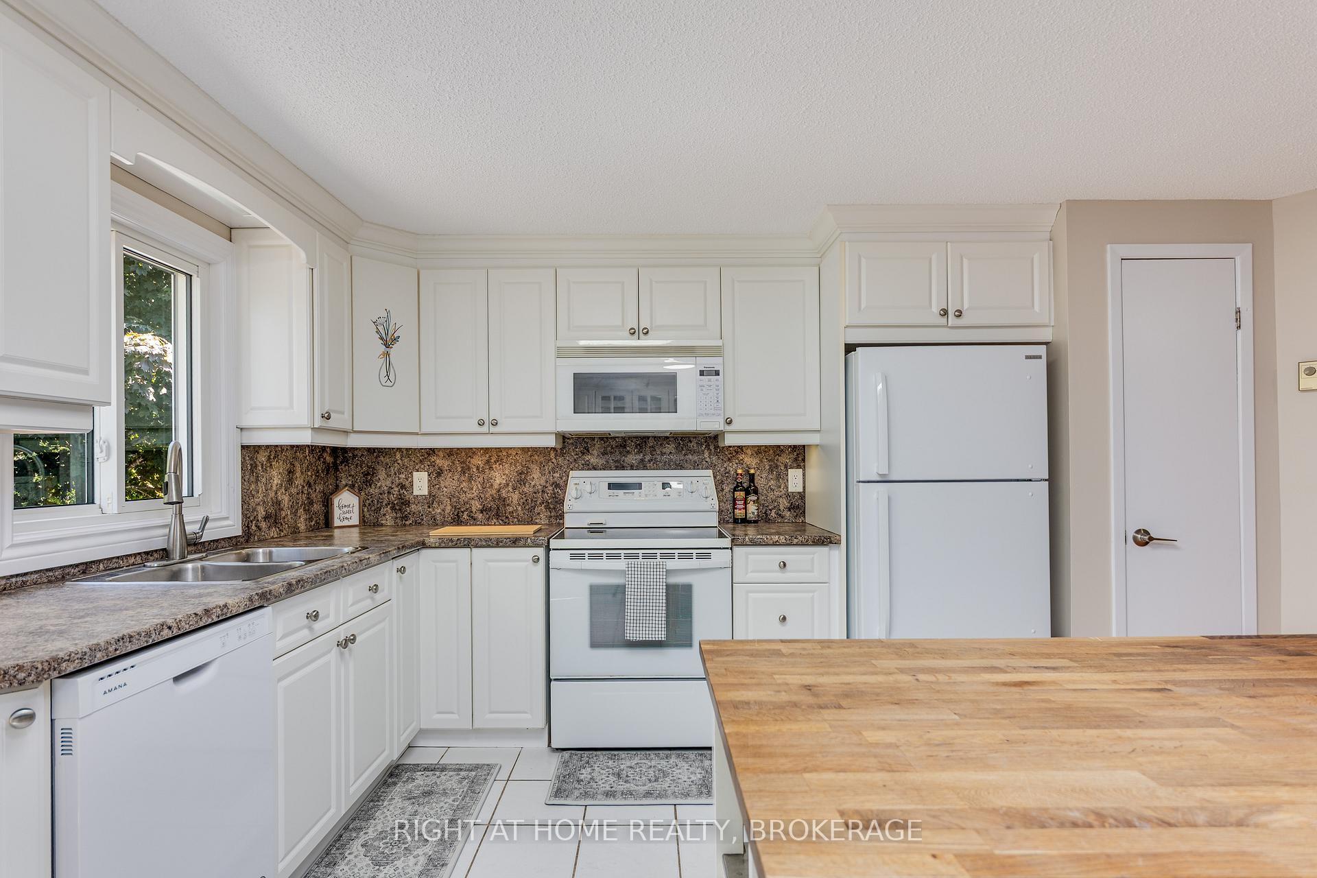 Photo 19 of 136 Hickling Trail, Barrie, Grove East — HOMEH