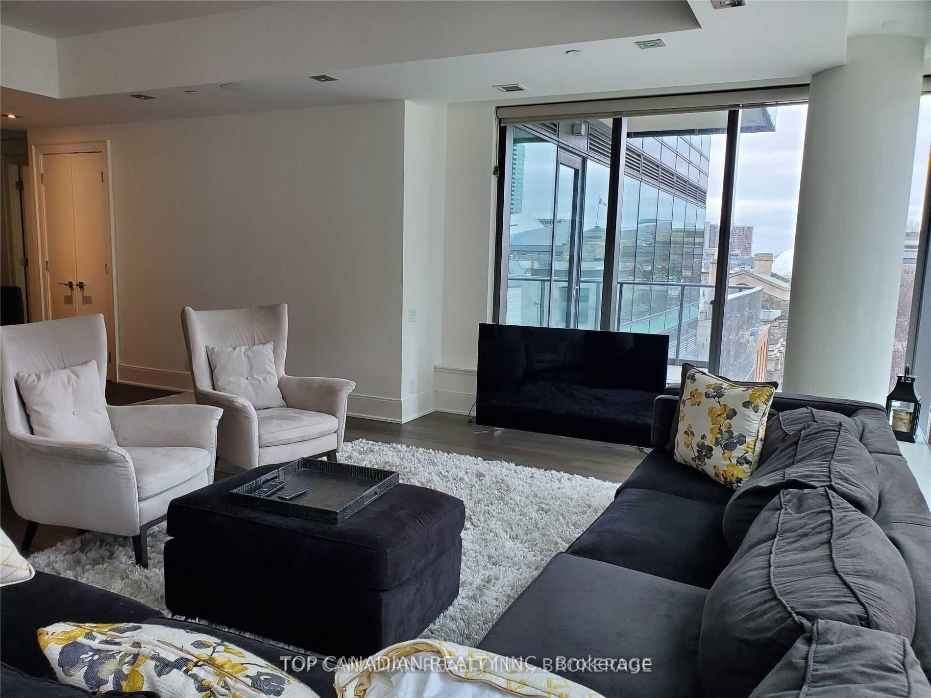 Front of Unit 1609, 318 Richmond Street W