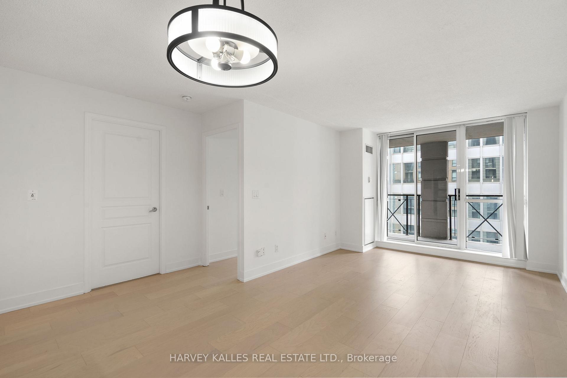 Photo 14 of Unit 1412, 140 Simcoe Street, Toronto, Waterfront Communities — HOMEH