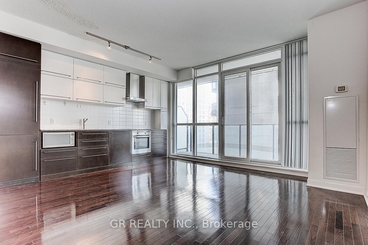 Front of Unit 1008, 770 Bay Street