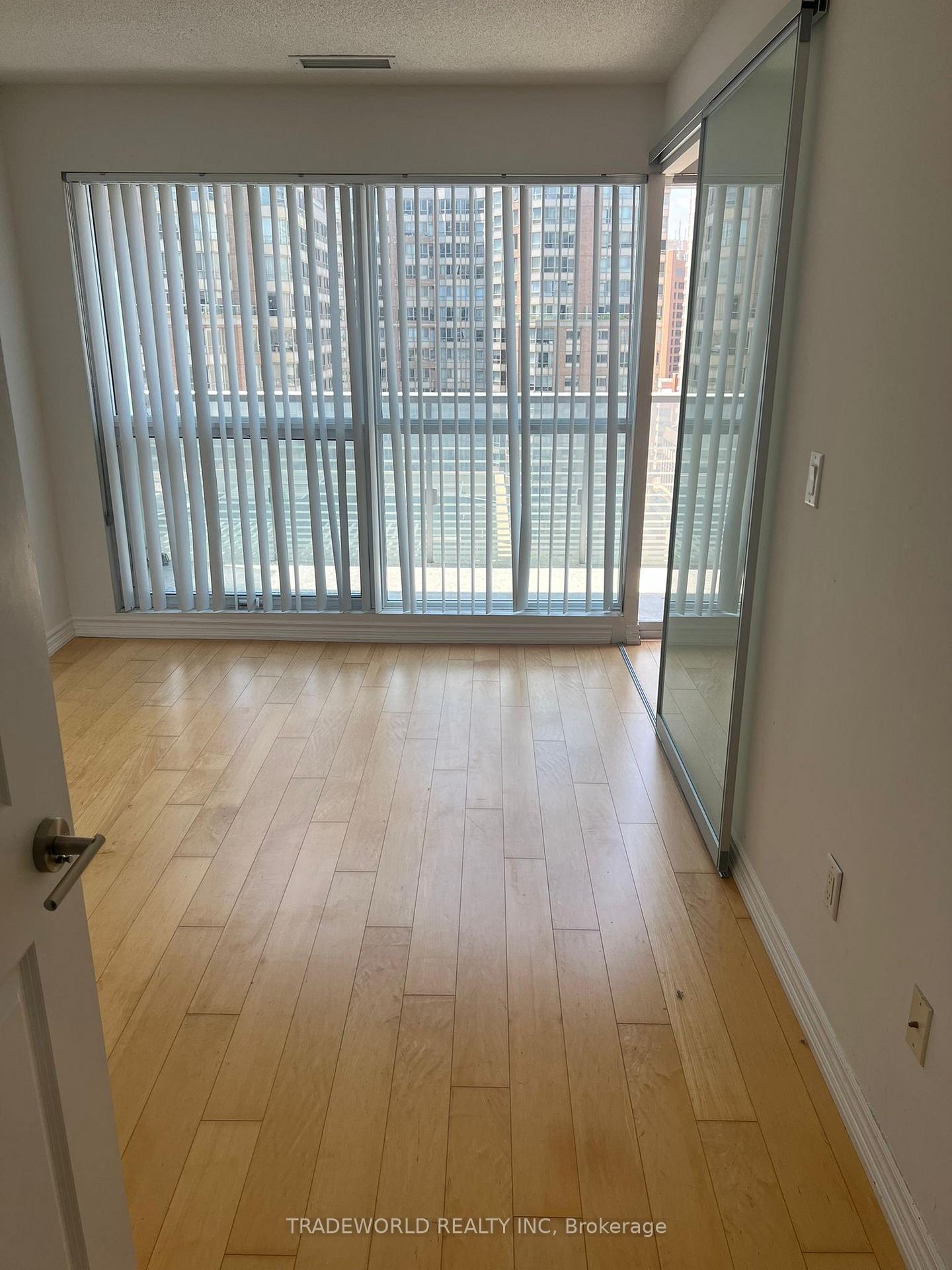Photo 6 of Unit 921, 386 Yonge Street, Toronto, Bay Street Corridor — HOMEH