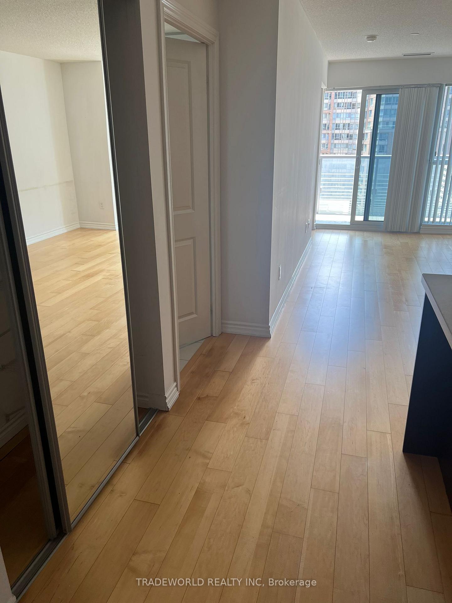Photo 7 of Unit 921, 386 Yonge Street, Toronto, Bay Street Corridor — HOMEH
