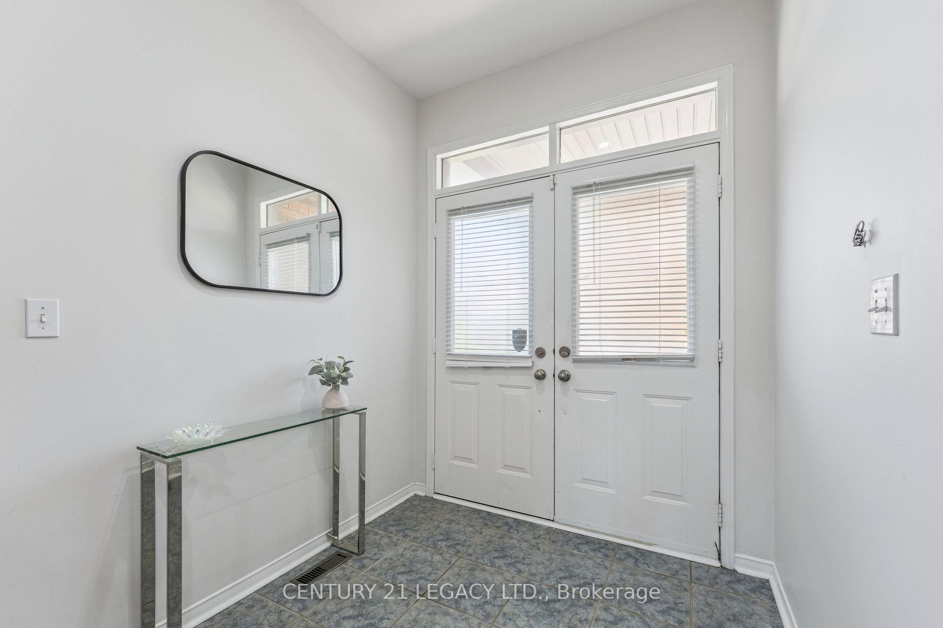 Photo 3 of 52 Pennyroyal Crescent, Brampton, Bramalea North Industrial — HOMEH