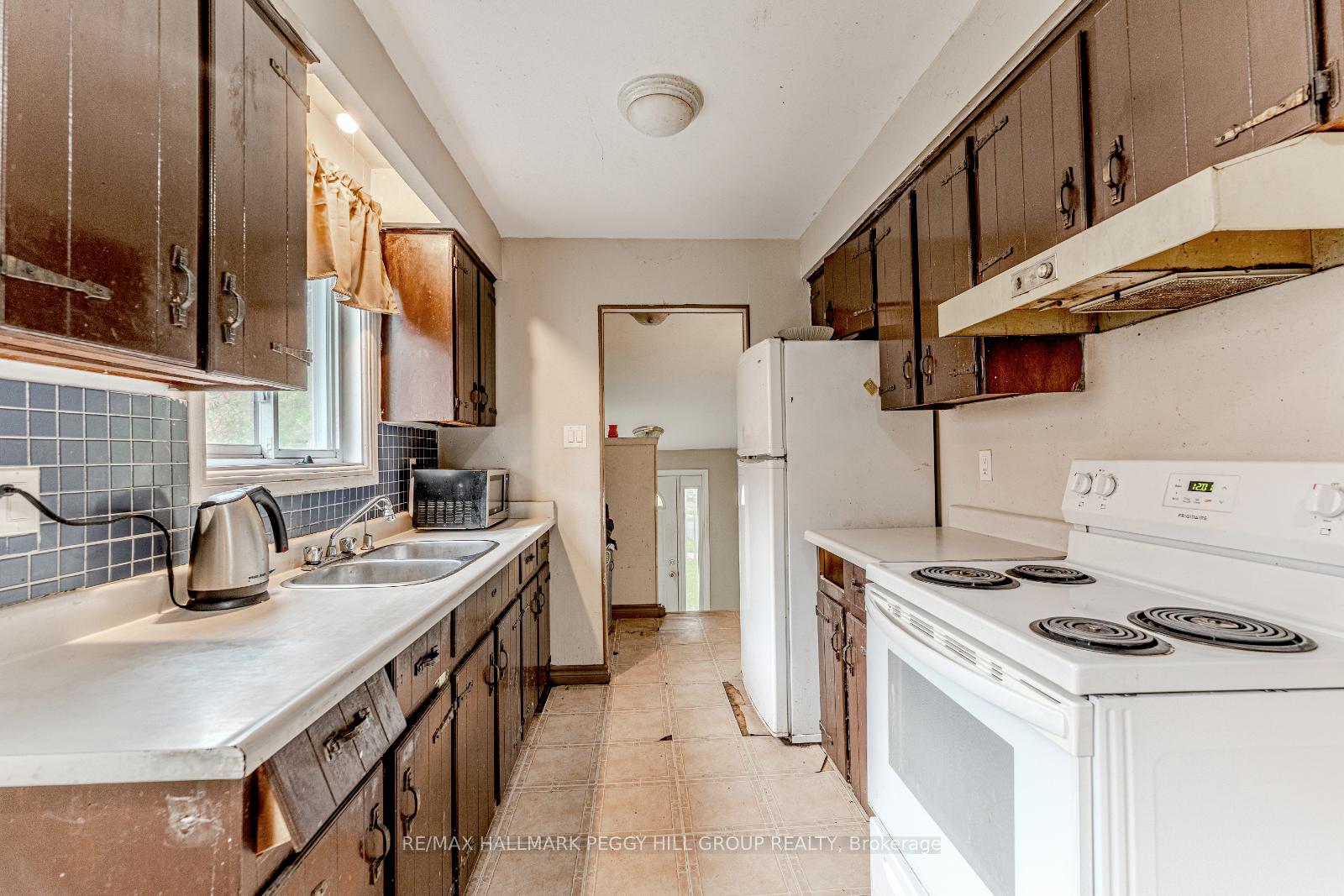 Photo 3 of 70 Highcroft Road, Barrie, Allandale Heights — HOMEH