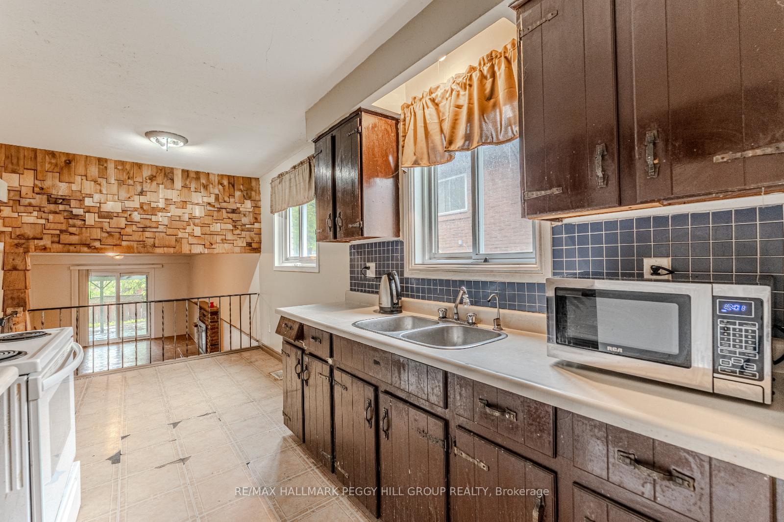 Photo 4 of 70 Highcroft Road, Barrie, Allandale Heights — HOMEH
