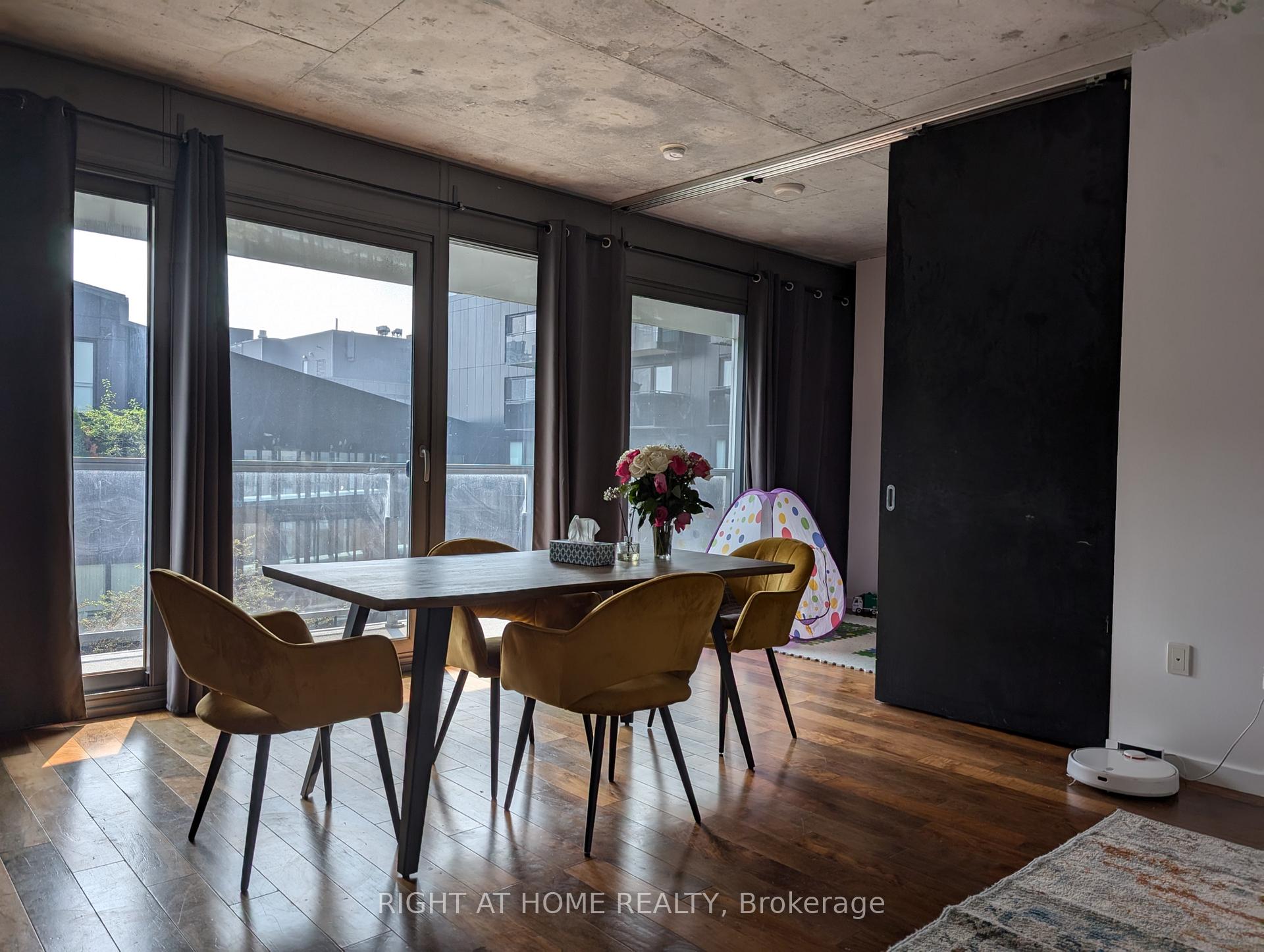 Photo 4 of Unit 618, 32 Trolley Crescent, Toronto, Moss Park — HOMEH