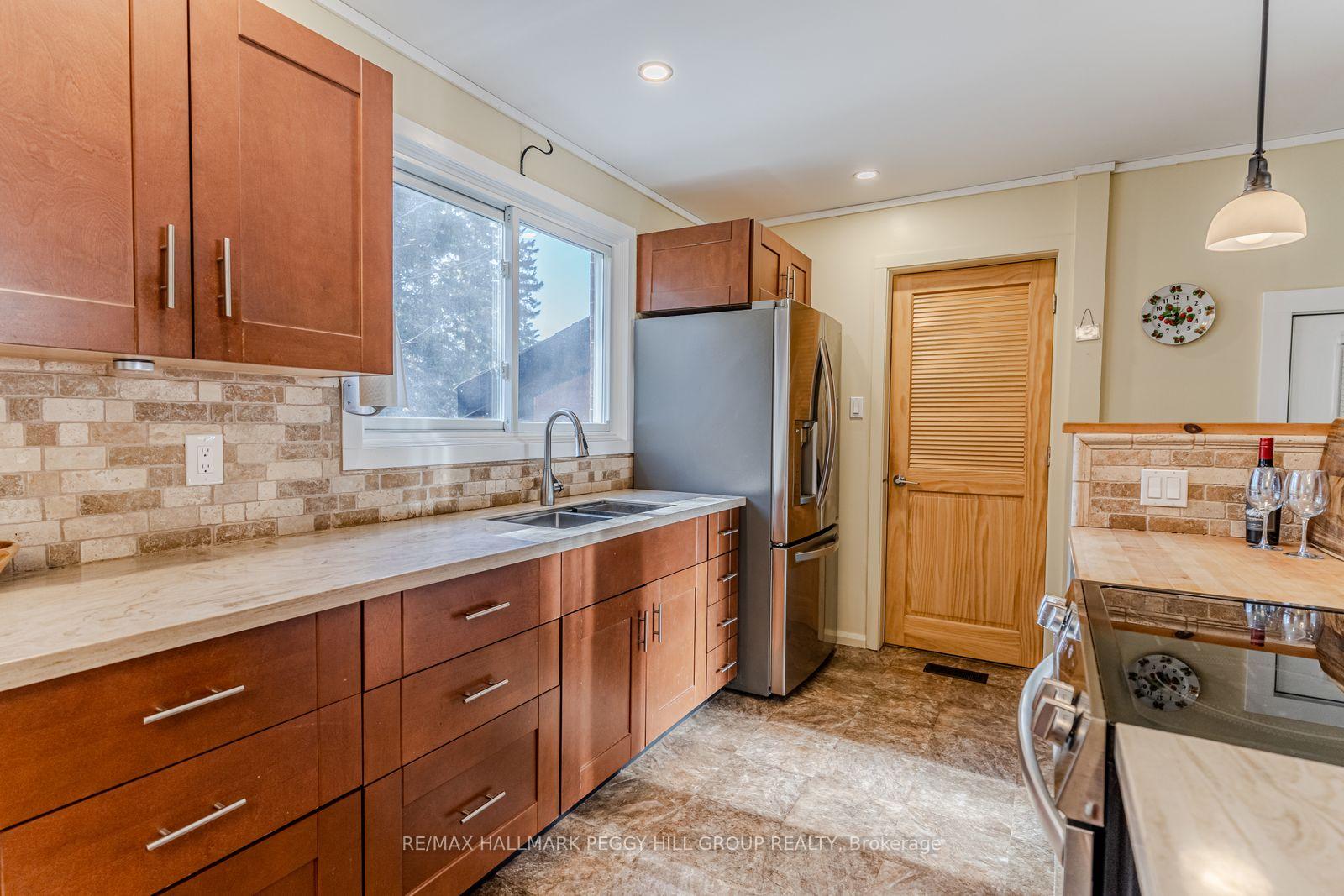 Photo 5 of 255 Fraser Street, Gravenhurst, Muskoka (S) — HOMEH