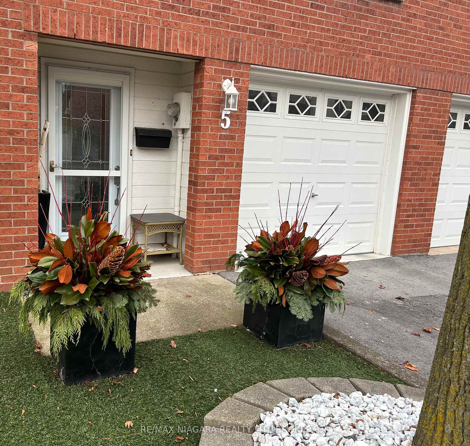 Photo 3 of Unit 5, 130 Livingston Avenue, Grimsby, Grimsby West — HOMEH