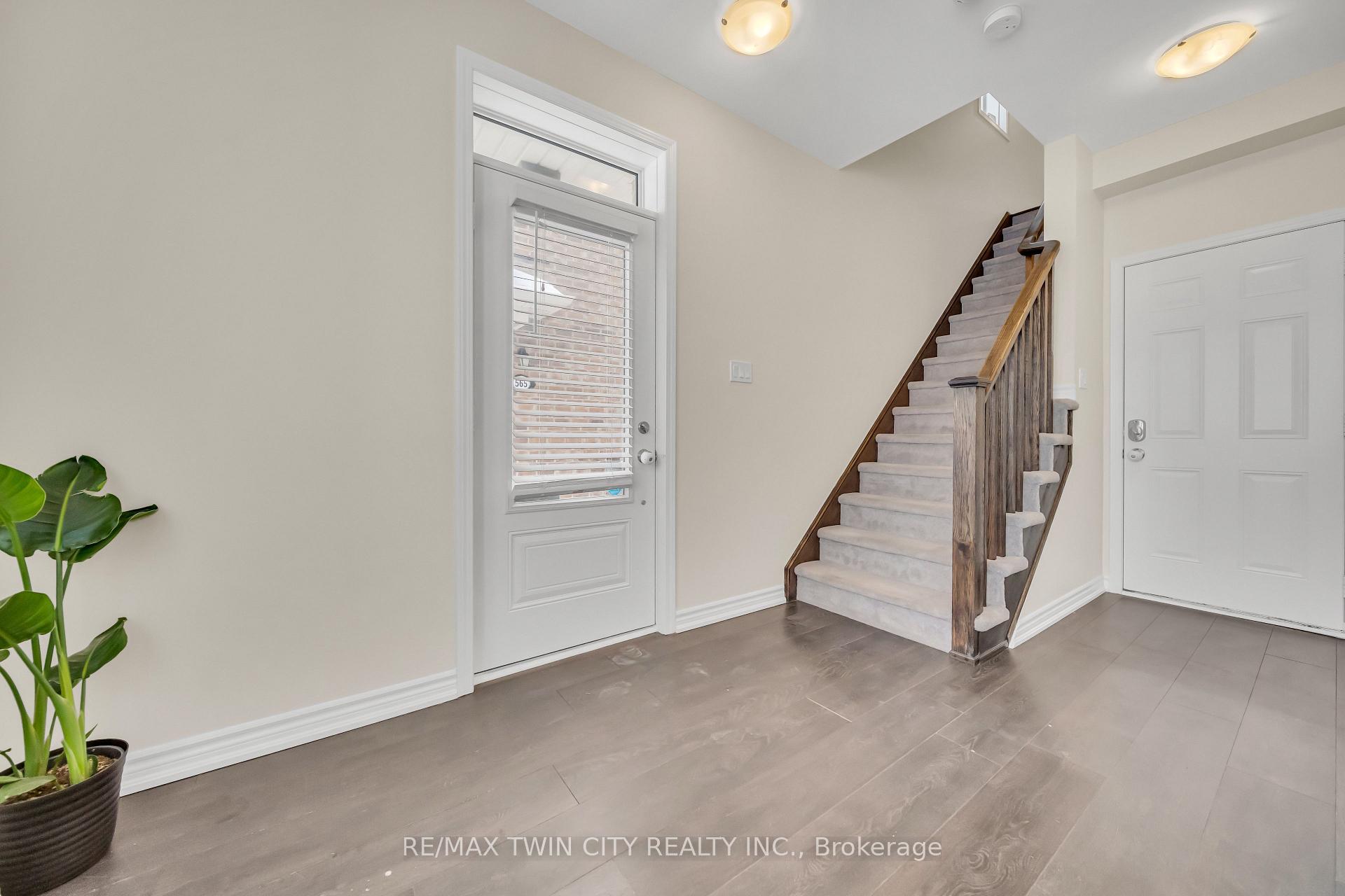 Photo 4 of 563 Goldenrod Lane, Kitchener — HOMEH