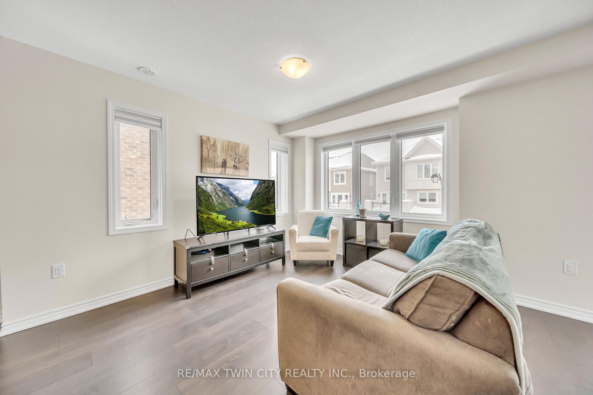 Photo 12 of 563 Goldenrod Lane, Kitchener — HOMEH