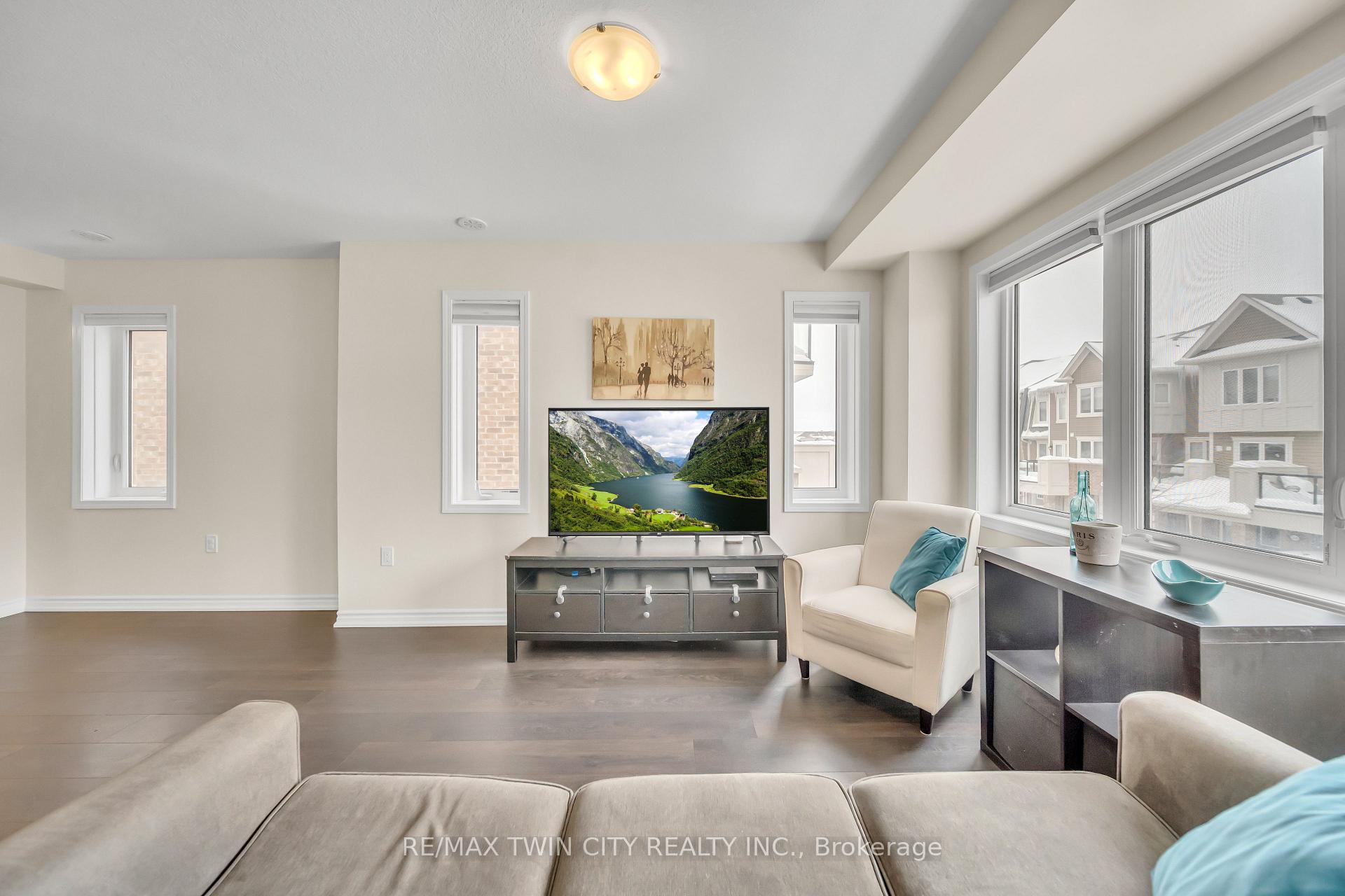 Photo 13 of 563 Goldenrod Lane, Kitchener — HOMEH
