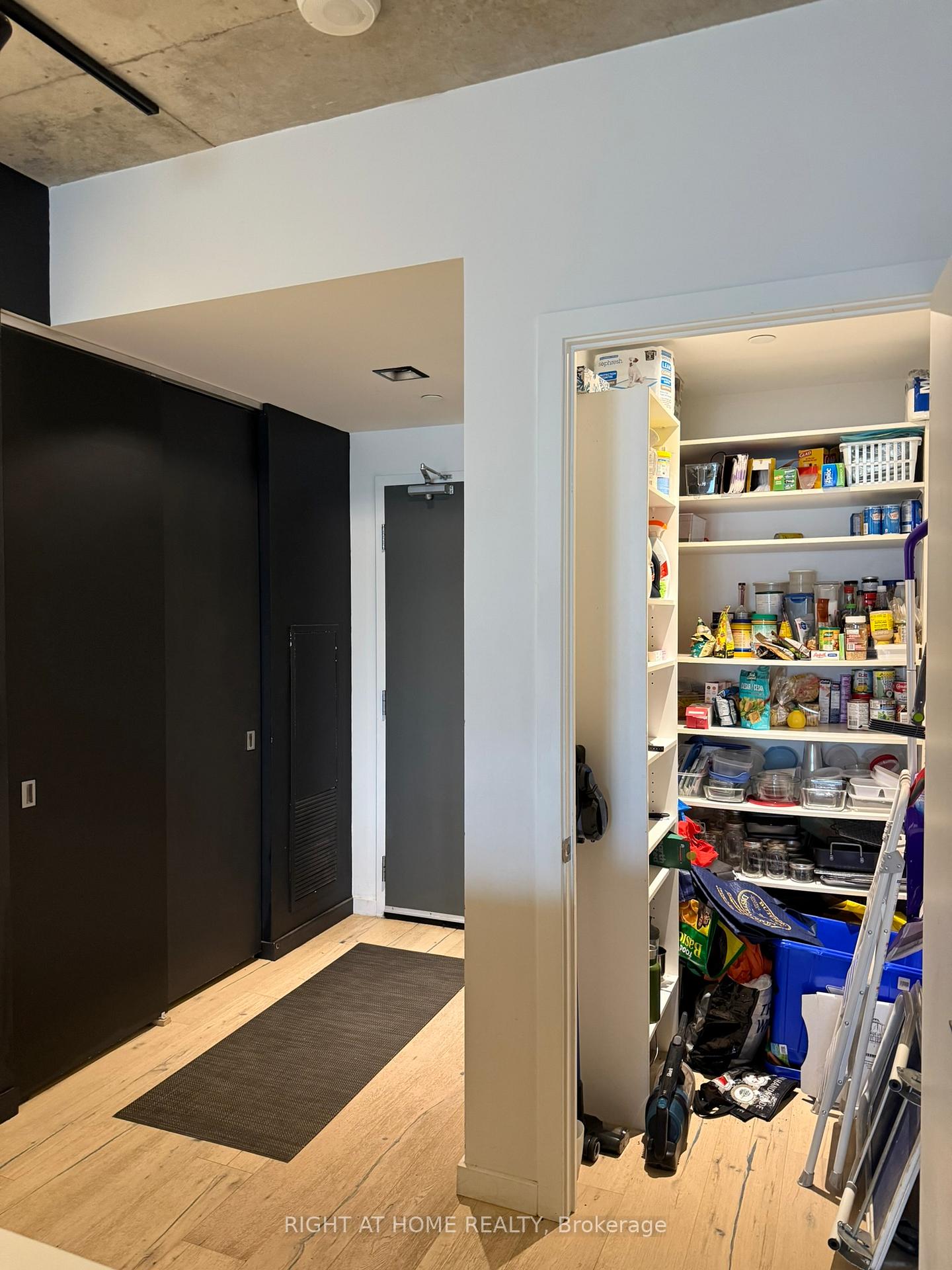 Photo 9 of Unit 809, 170 Bayview Avenue, Toronto, Waterfront Communities — HOMEH