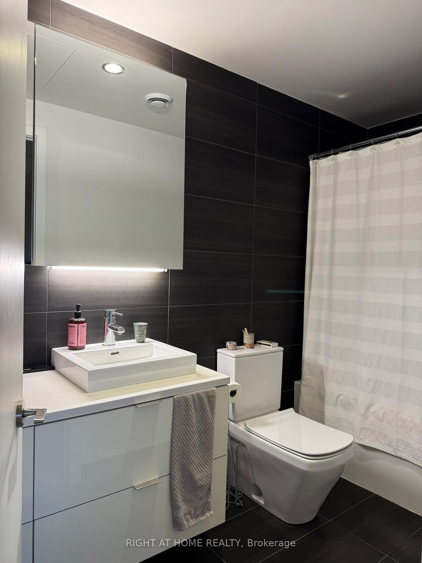 Photo 10 of Unit 809, 170 Bayview Avenue, Toronto, Waterfront Communities — HOMEH