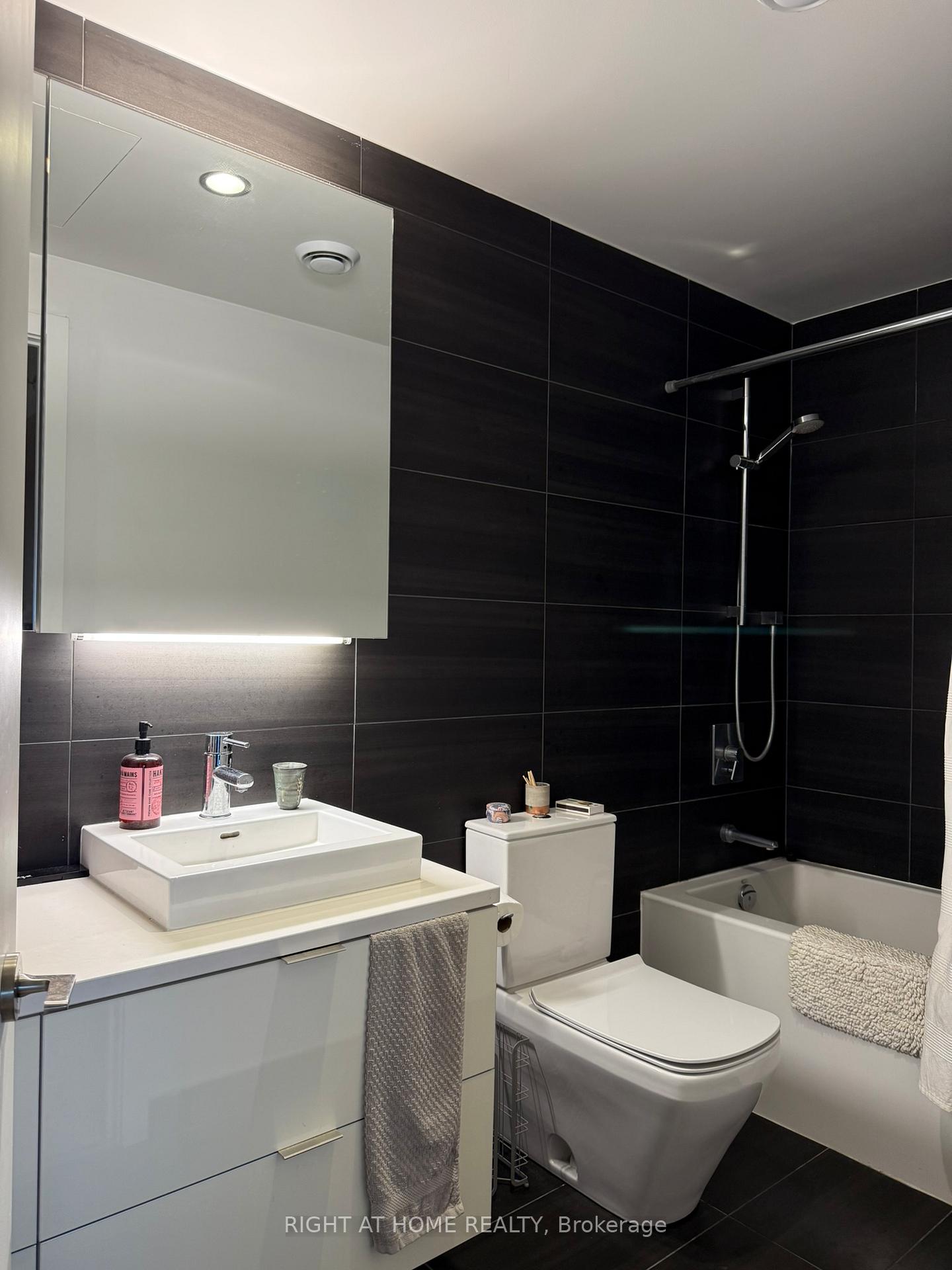 Photo 11 of Unit 809, 170 Bayview Avenue, Toronto, Waterfront Communities — HOMEH