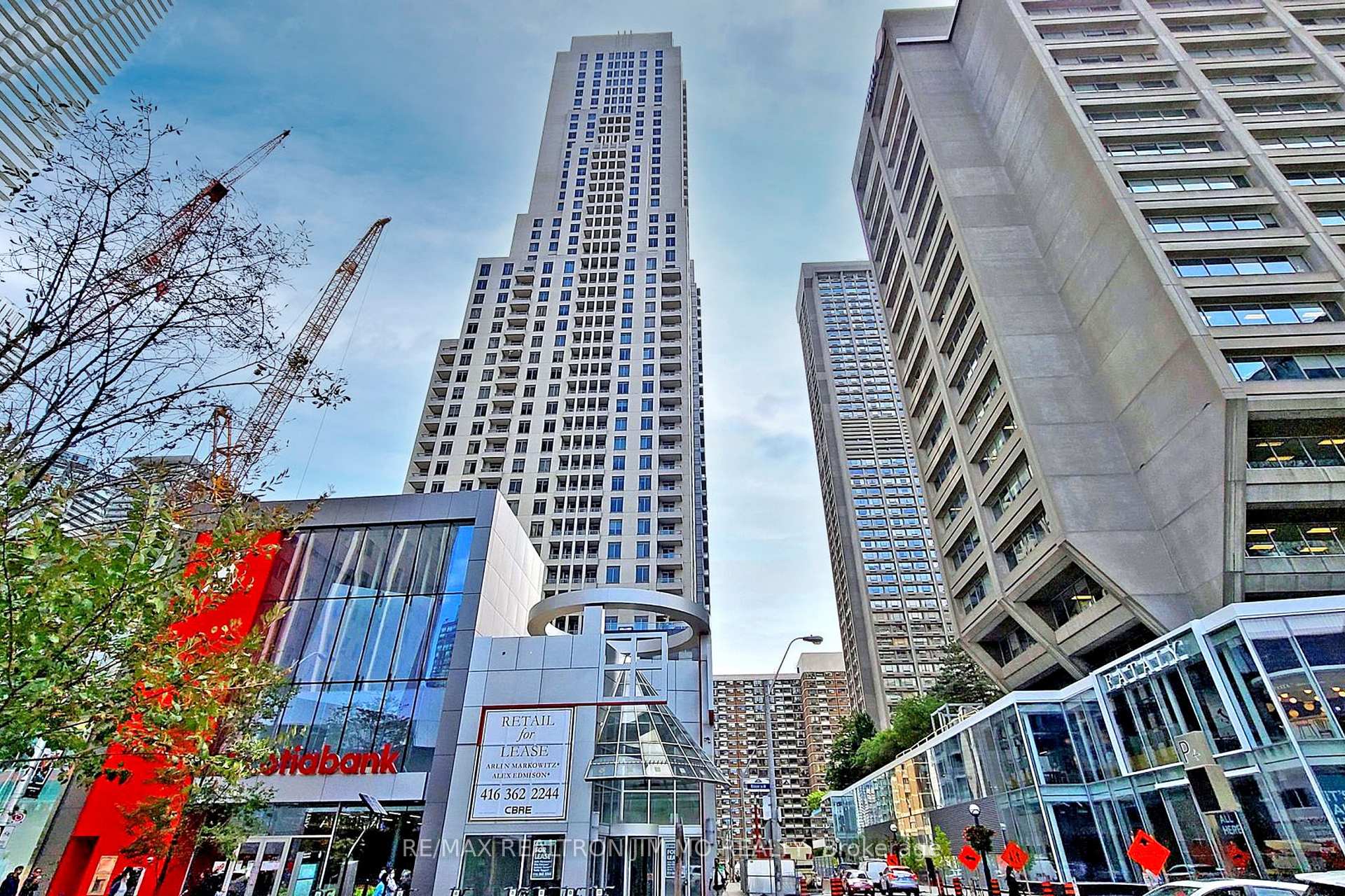Front of Unit 1602, 35 Balmuto Street