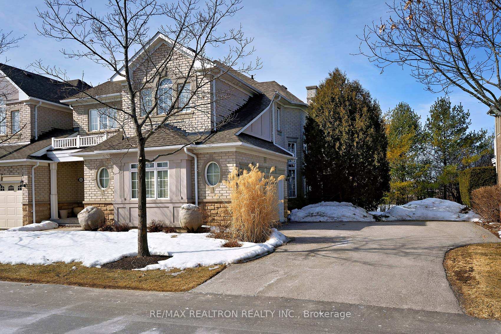Photo 2 of 84 Stonecliffe Crescent, Aurora, Aurora Estates — HOMEH