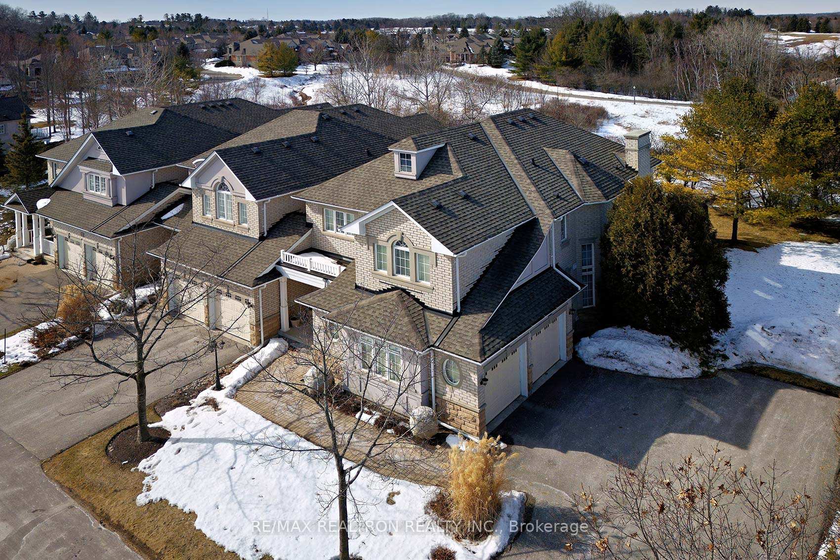 Photo 3 of 84 Stonecliffe Crescent, Aurora, Aurora Estates — HOMEH